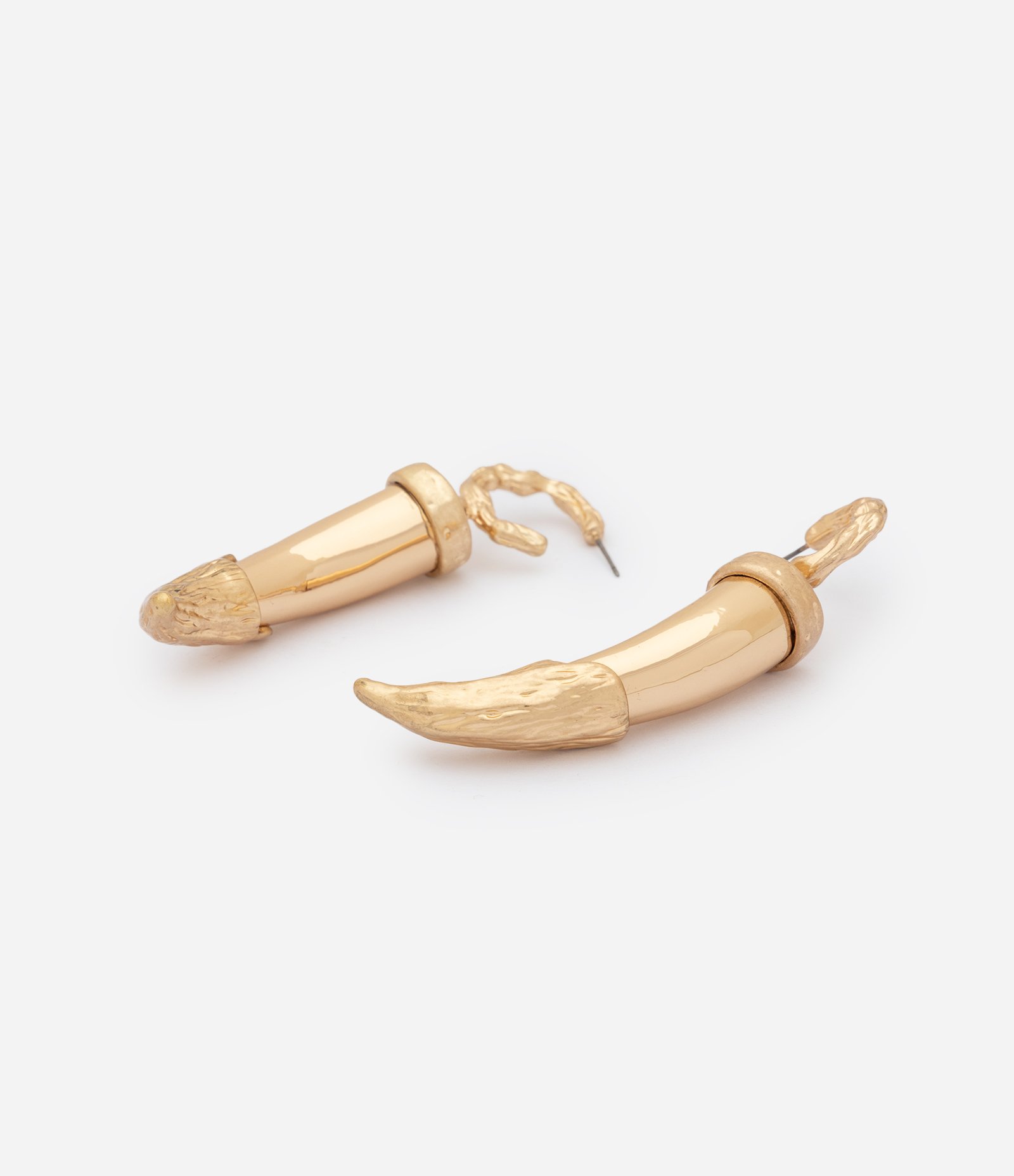 Brinco Médio com Pingente Dente de Sabre Dourado 2