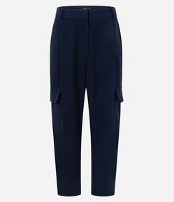 Calça Cargo em Crepe com Bolsos Laterais