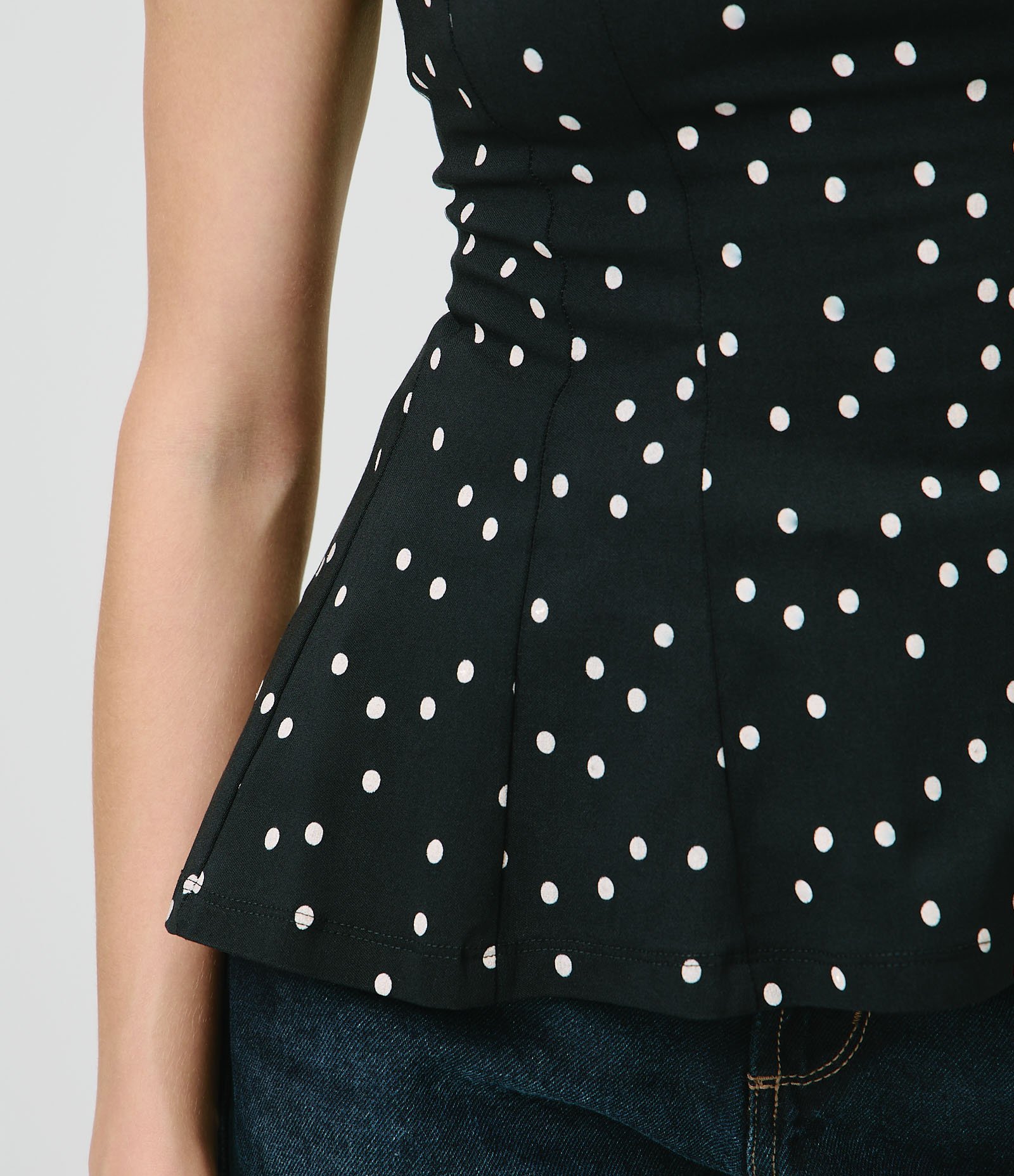Blusa Tomara que Caia em Bengaline com Estampa Poá Preto 3