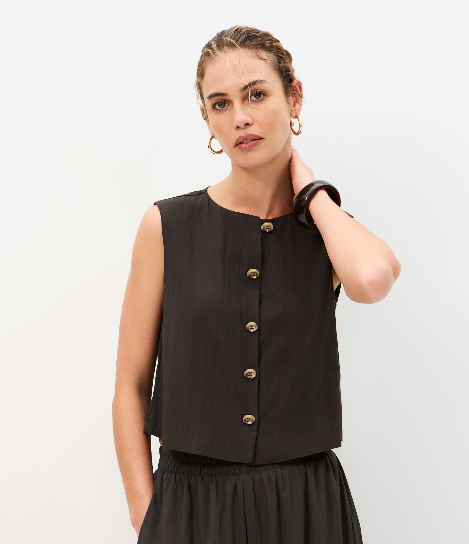 Blusa em Microfibra com Alça Larga e Botões Frontais Cinza 1