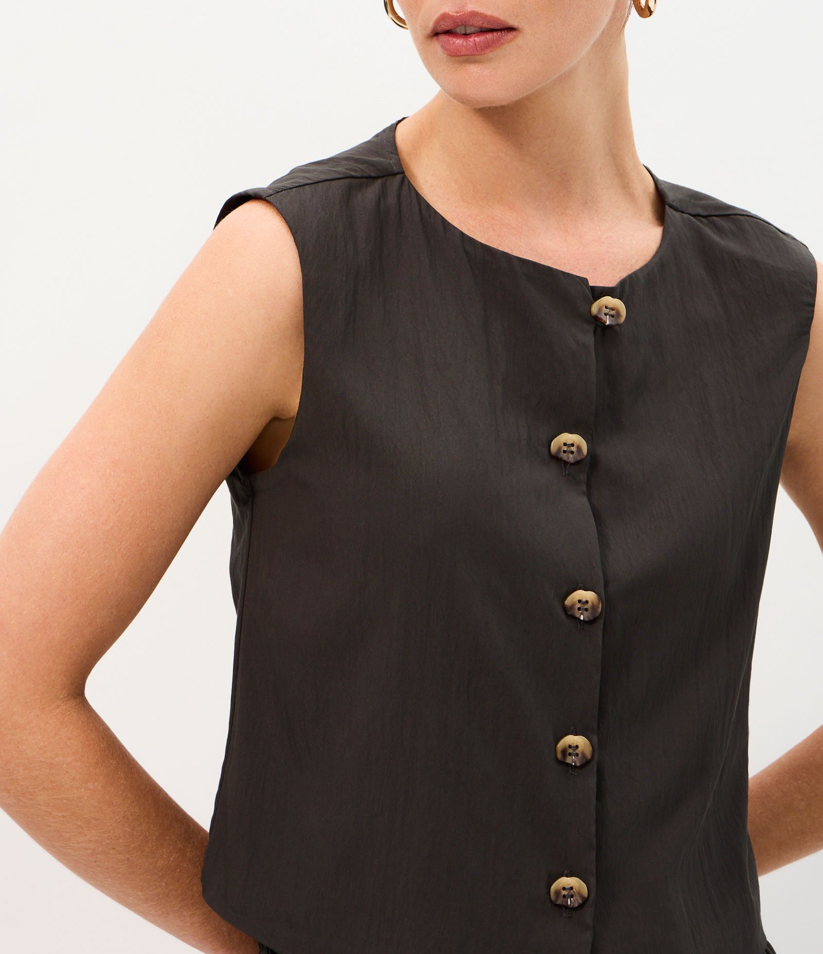 Blusa em Microfibra com Alça Larga e Botões Frontais Cinza 3