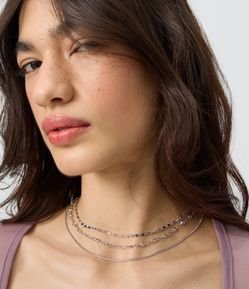 Colar em Camadas com Correntes e Detalhes Ornamentais