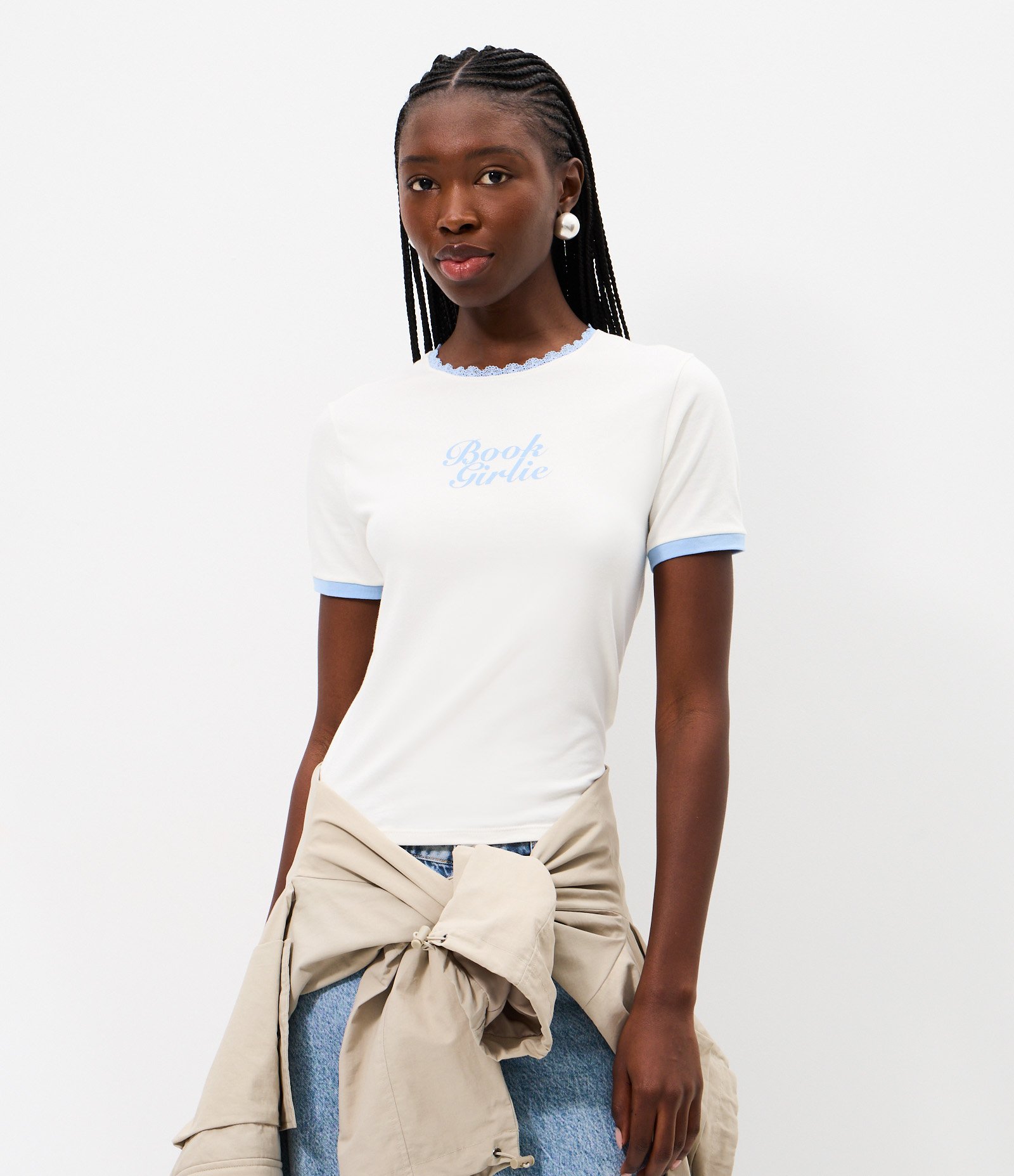 Camiseta com Lettering Book Girlie e Gola com Acabamento em Renda Branco 1