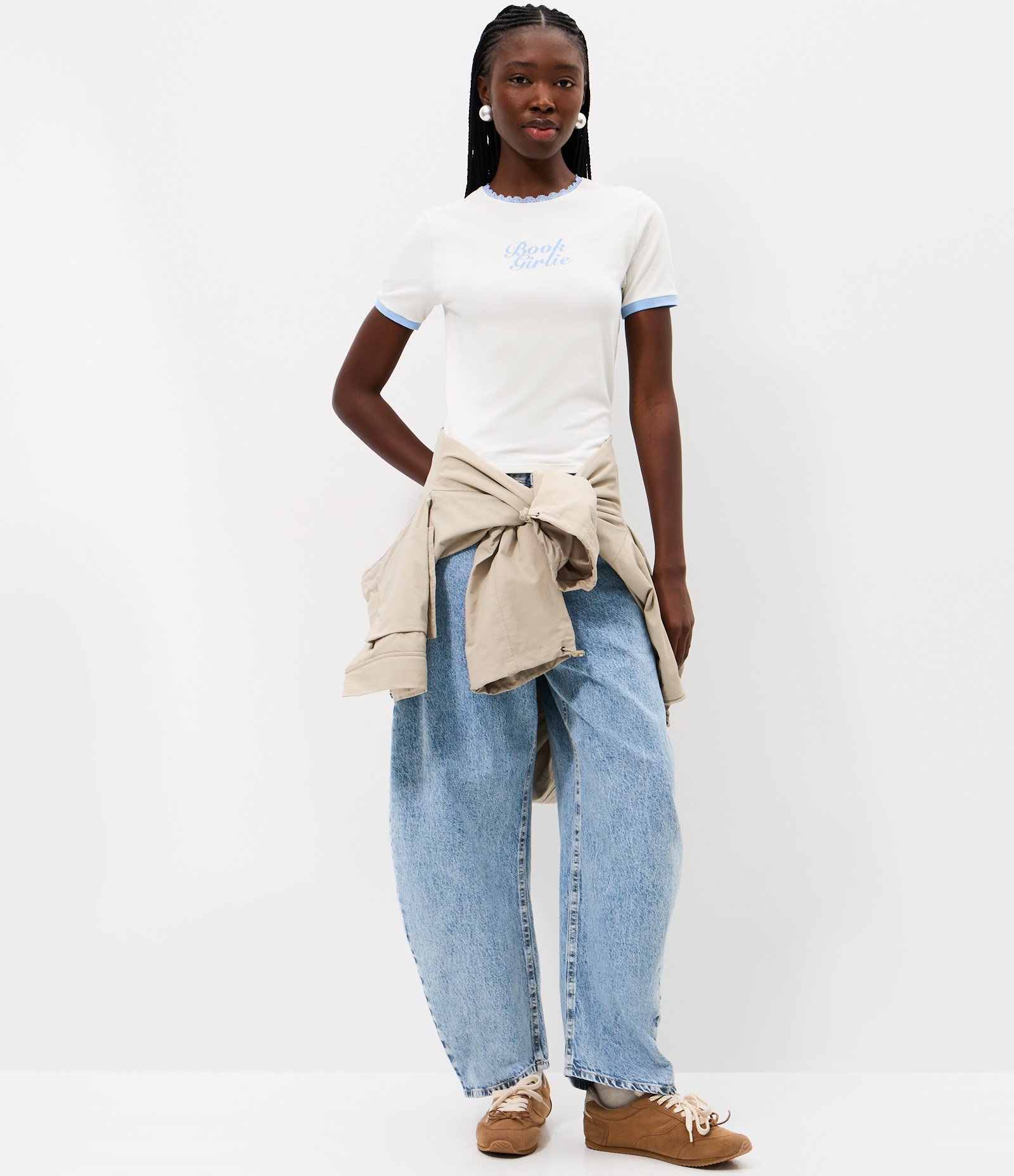 Camiseta com Lettering Book Girlie e Gola com Acabamento em Renda Branco 2