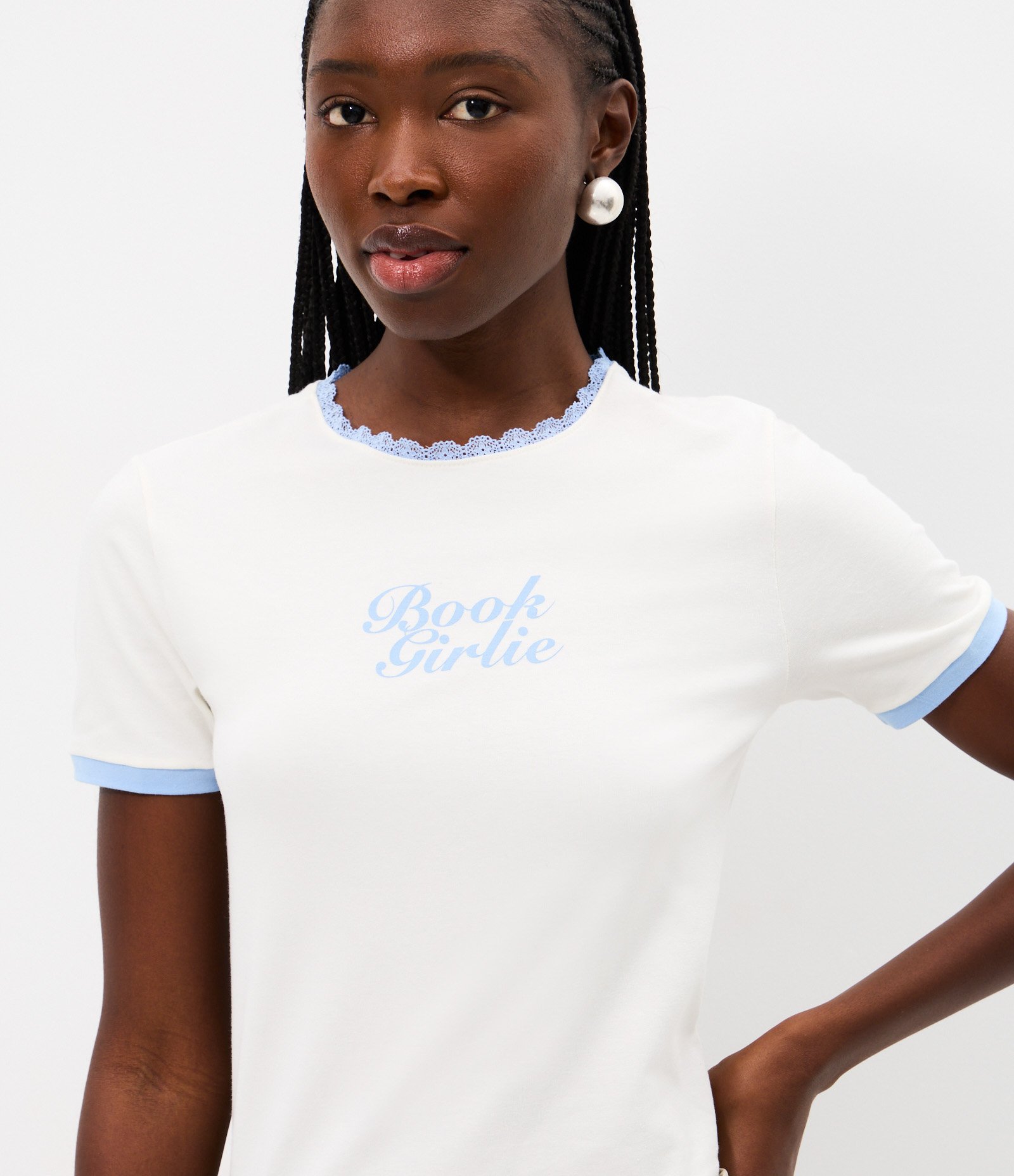 Camiseta com Lettering Book Girlie e Gola com Acabamento em Renda Branco 3
