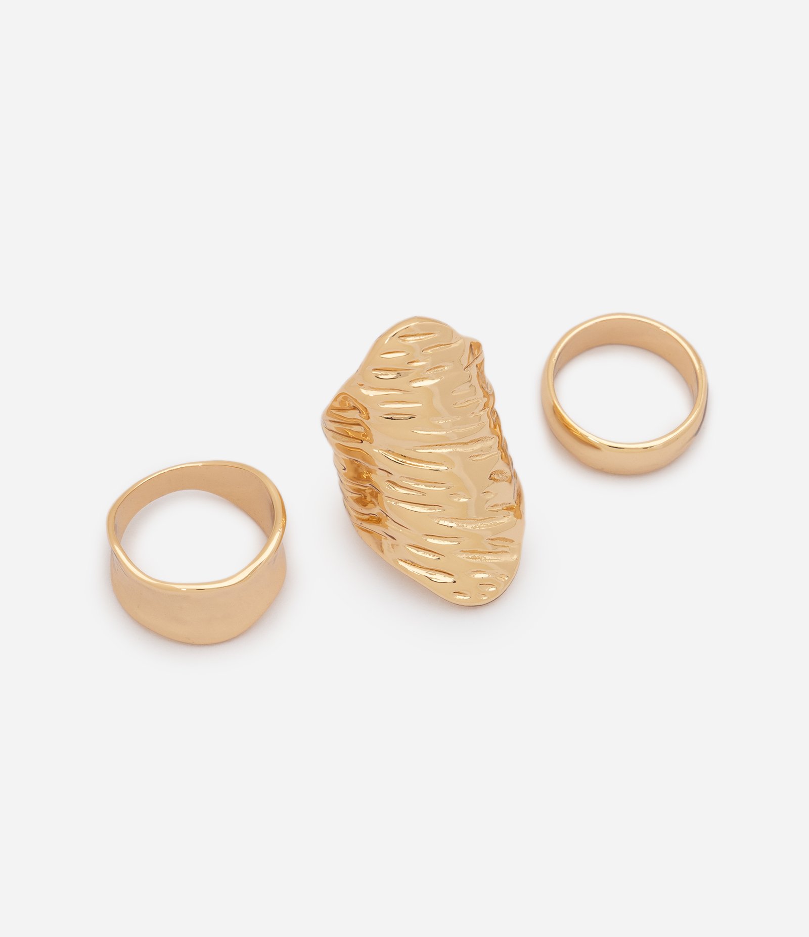 Kit com 03 Anéis em Metal com Efeito Martelado Dourado 1