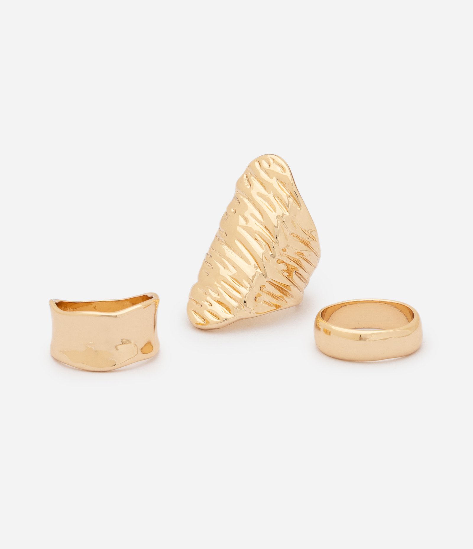 Kit com 03 Anéis em Metal com Efeito Martelado Dourado 2