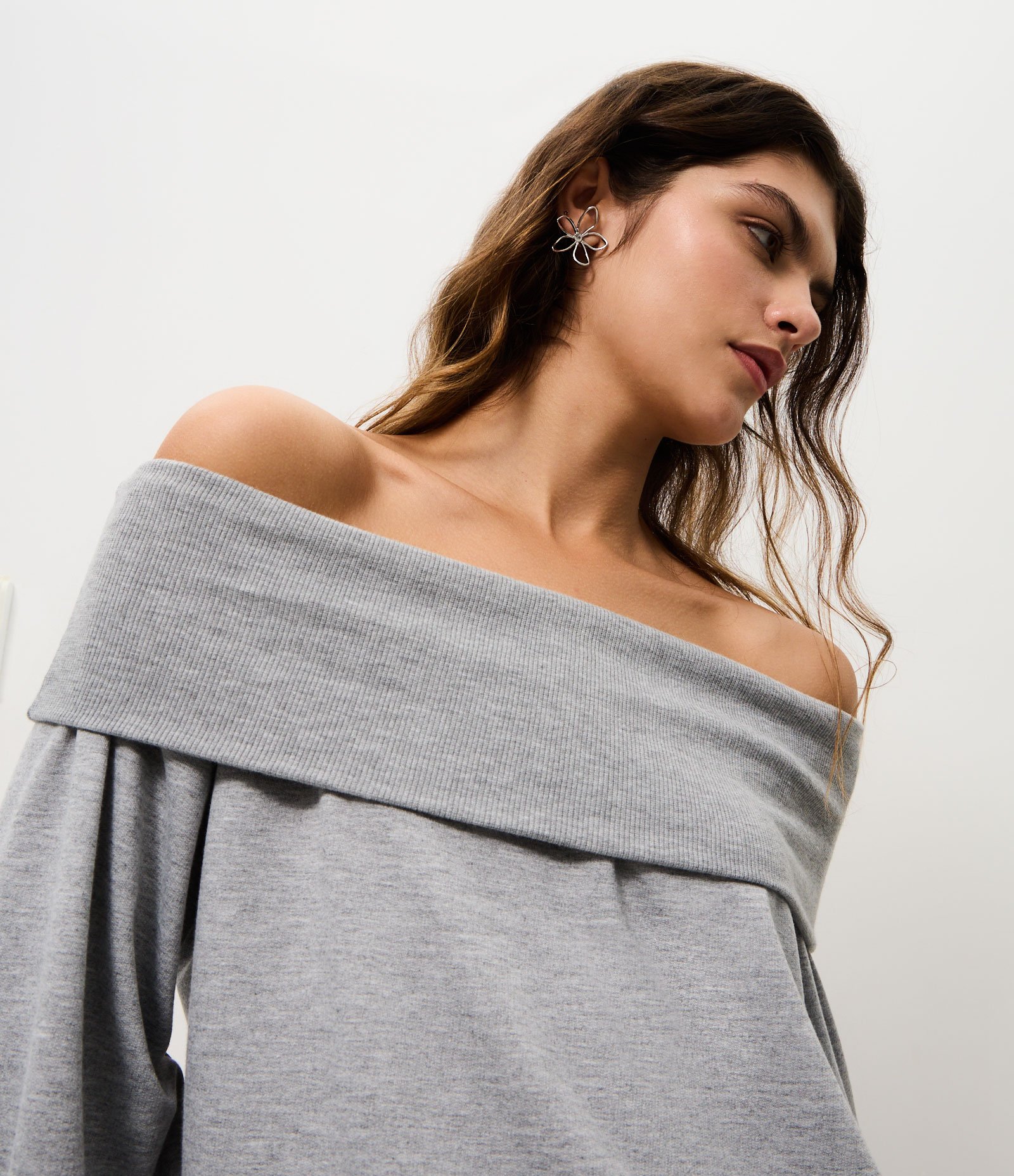 Blusa Ombro a Ombro em Moletinho com Detalhe no Decote Cinza 3