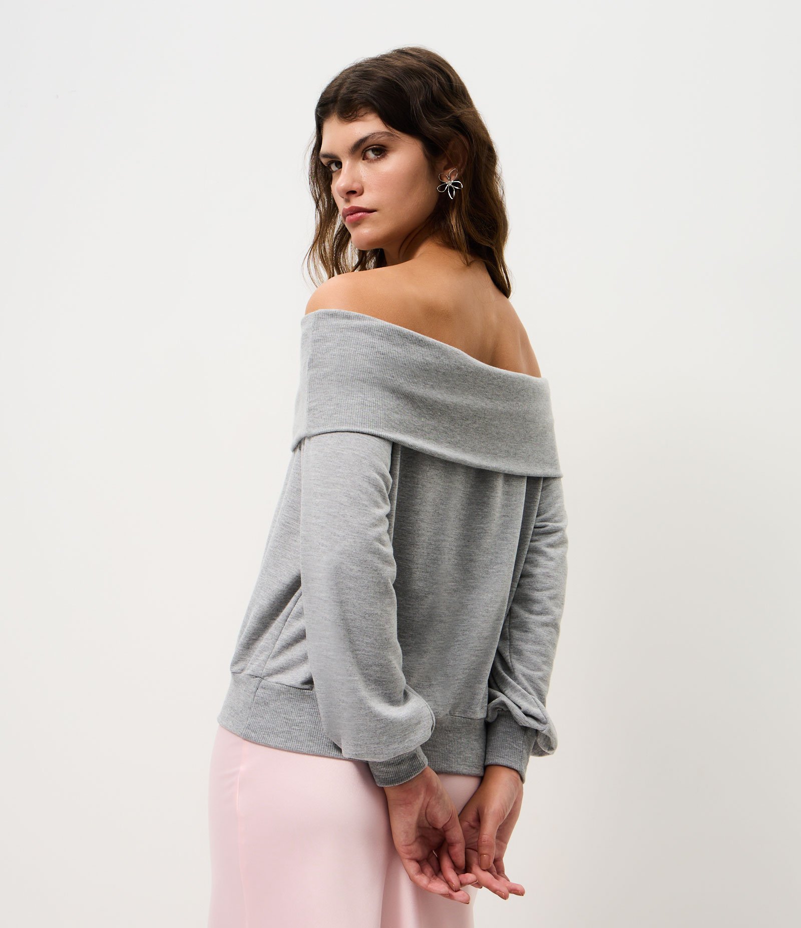 Blusa Ombro a Ombro em Moletinho com Detalhe no Decote Cinza 4