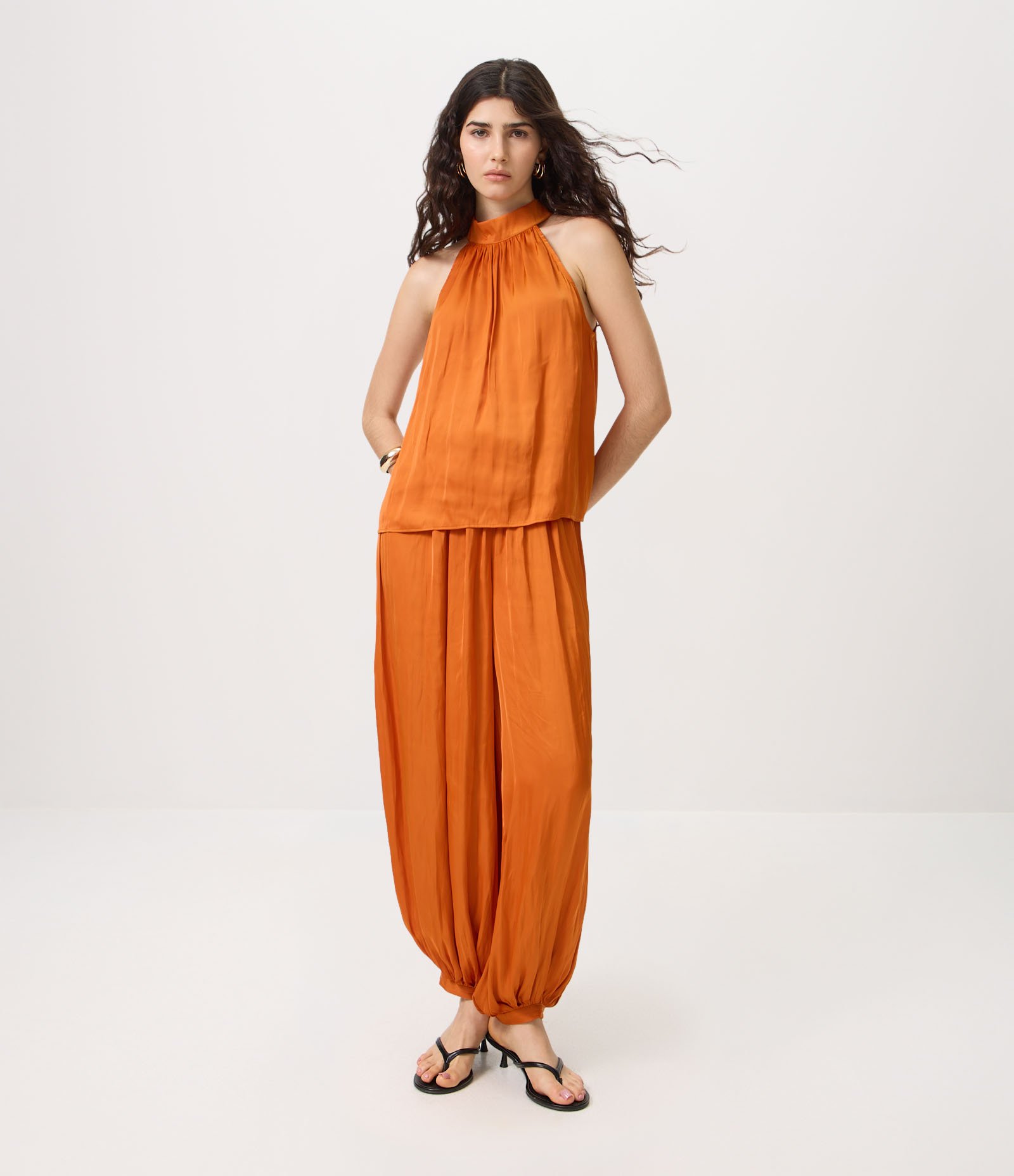 Blusa em Cetim com Gola Alta Laranja 2
