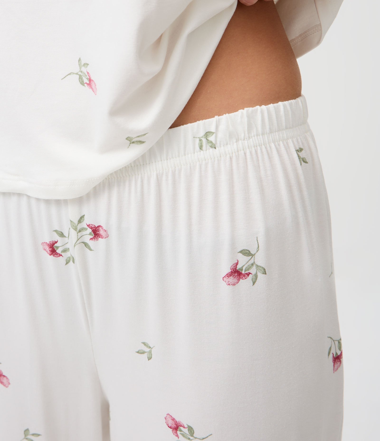 Pijama Regular em Viscolycra Floral com Renda Branco 3