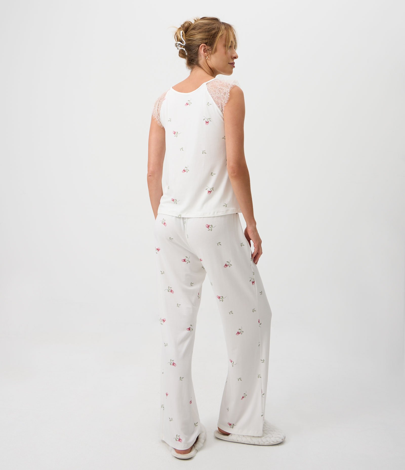 Pijama Regular em Viscolycra Floral com Renda Branco 4