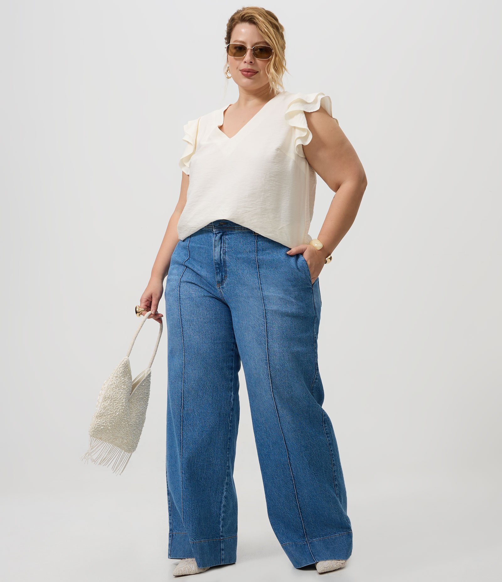 Blusa em Viscose com Babado Godê e Gola V Curve & Plus Size Branco 1