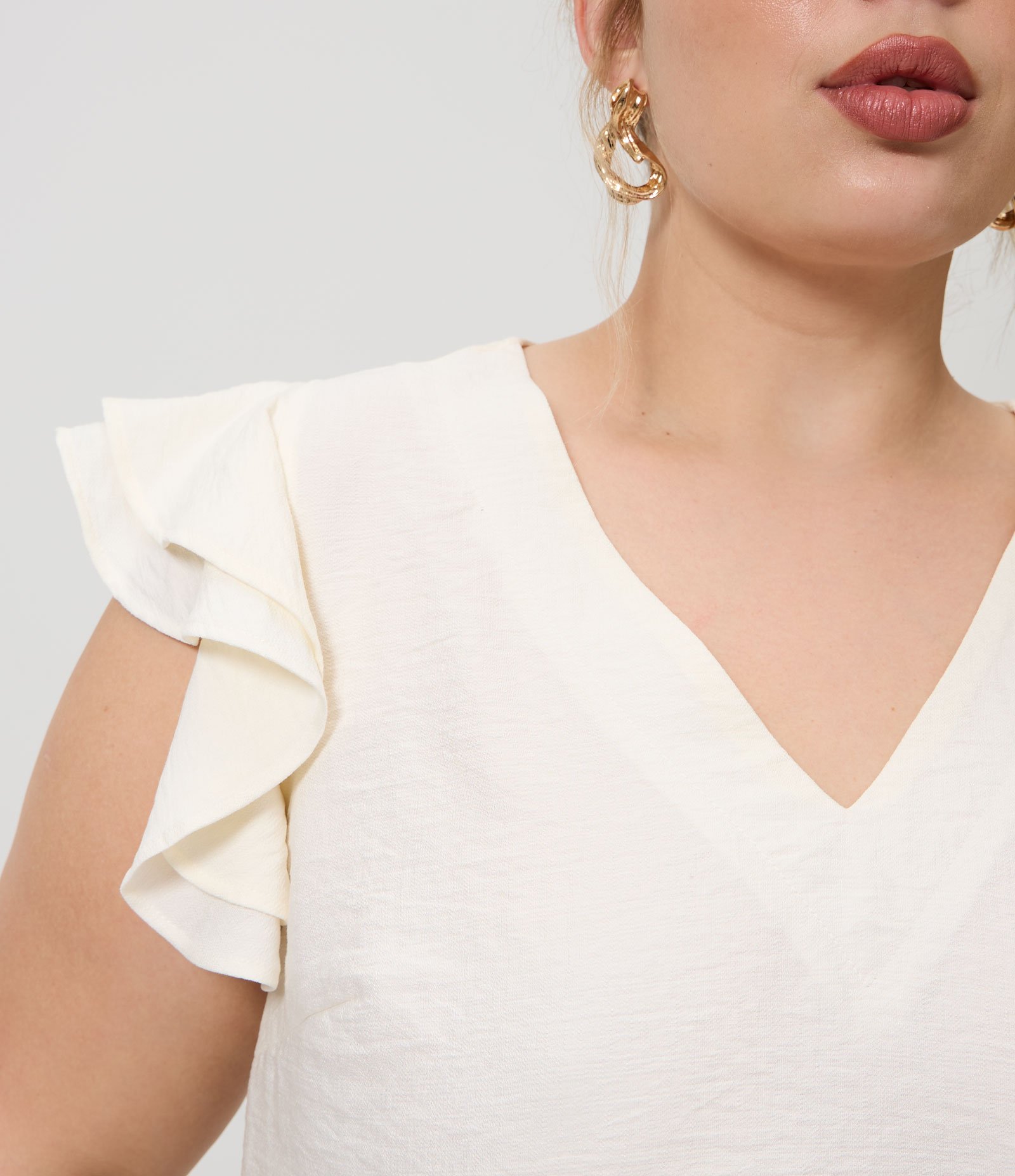 Blusa em Viscose com Babado Godê e Gola V Curve & Plus Size Branco 2