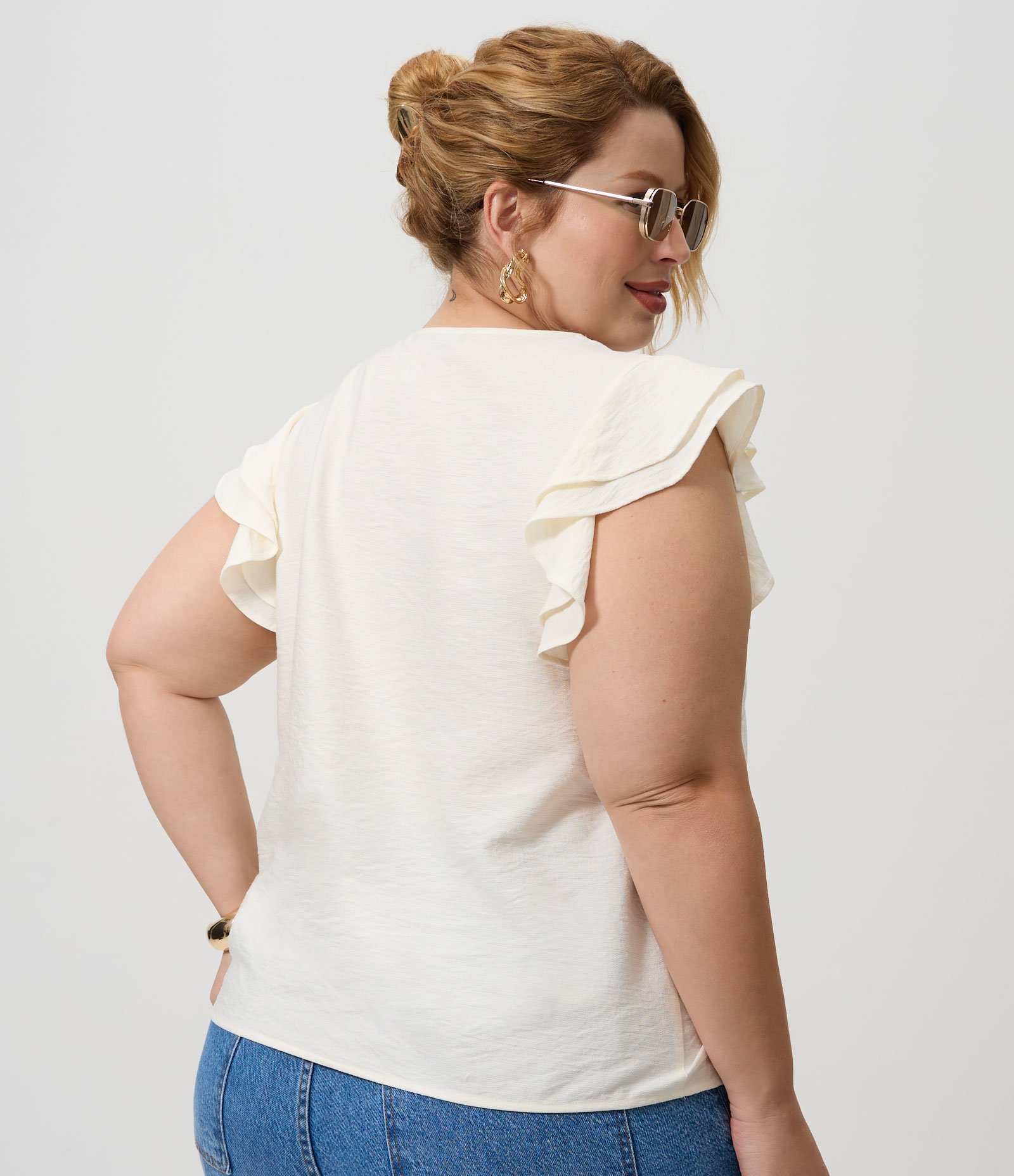 Blusa em Viscose com Babado Godê e Gola V Curve & Plus Size Branco 3