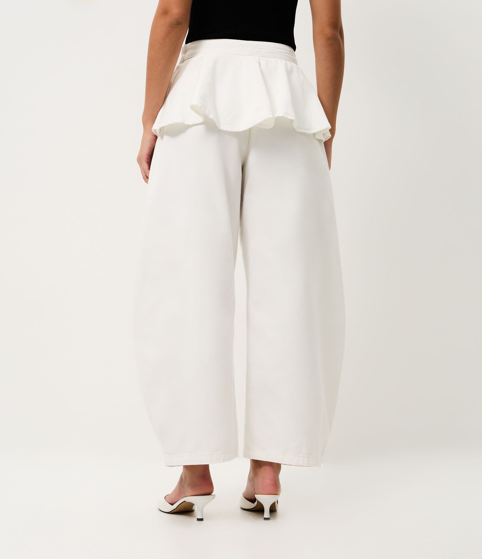 Calça Barrel em Jeans com Cintura Alta e Peplum Branco 2
