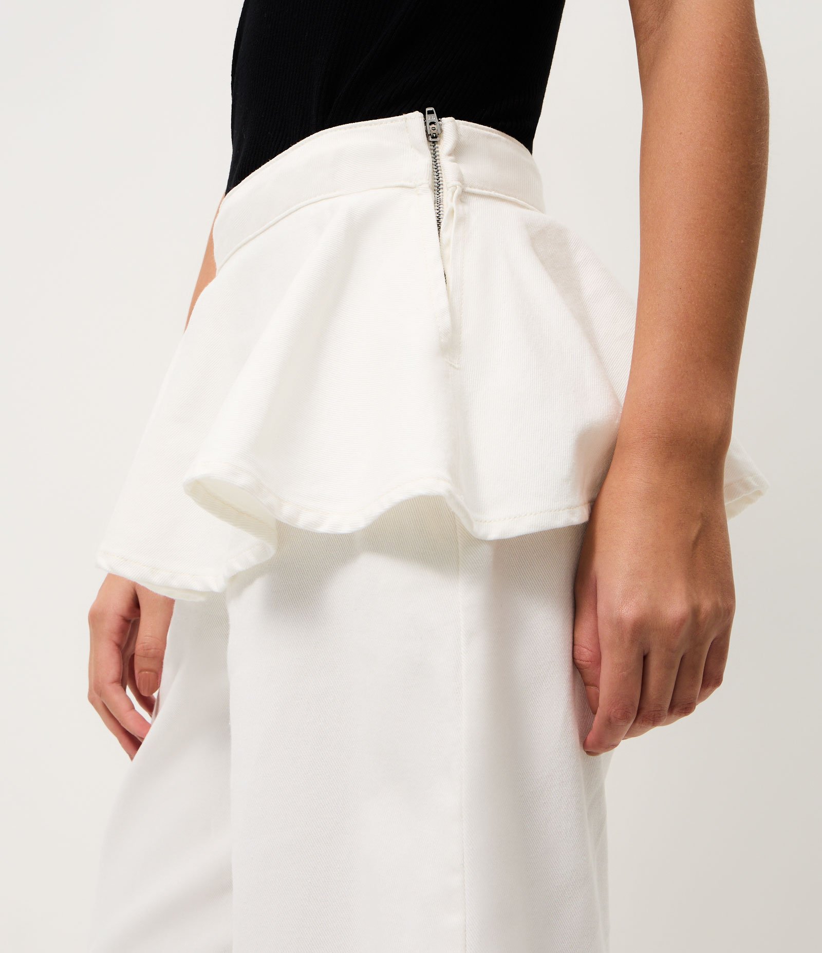 Calça Barrel em Jeans com Cintura Alta e Peplum Branco 3