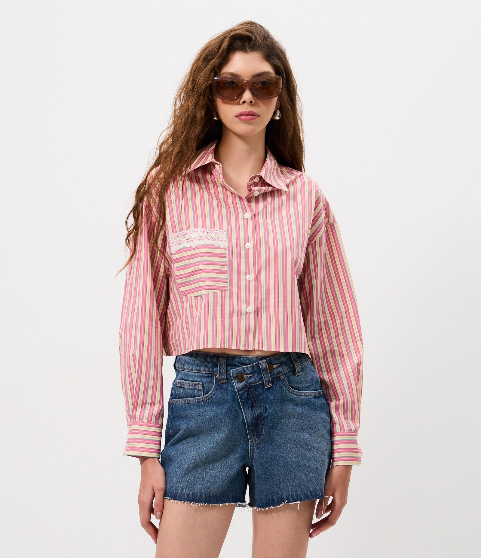 Camisa Cropped em Tricoline Listrado com Gola Padre e Bolso com Renda Rosa 1