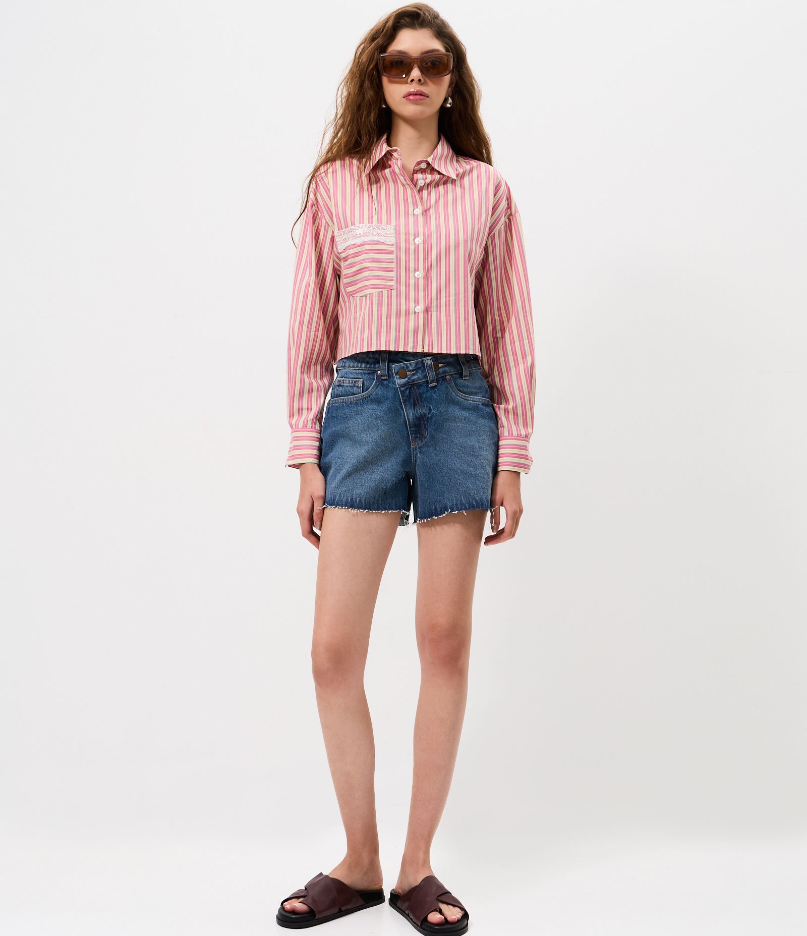 Camisa Cropped em Tricoline Listrado com Gola Padre e Bolso com Renda Rosa 2