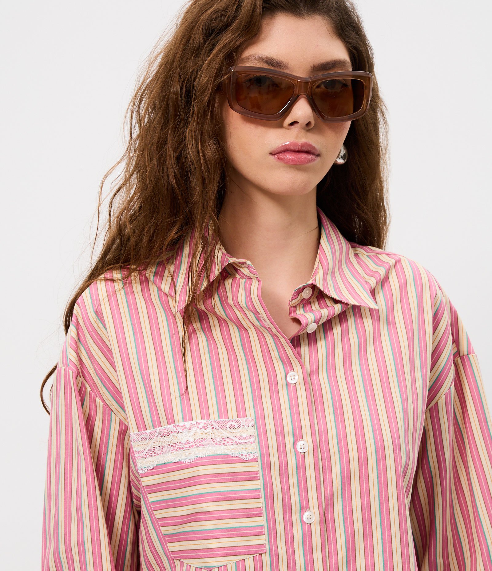 Camisa Cropped em Tricoline Listrado com Gola Padre e Bolso com Renda Rosa 3