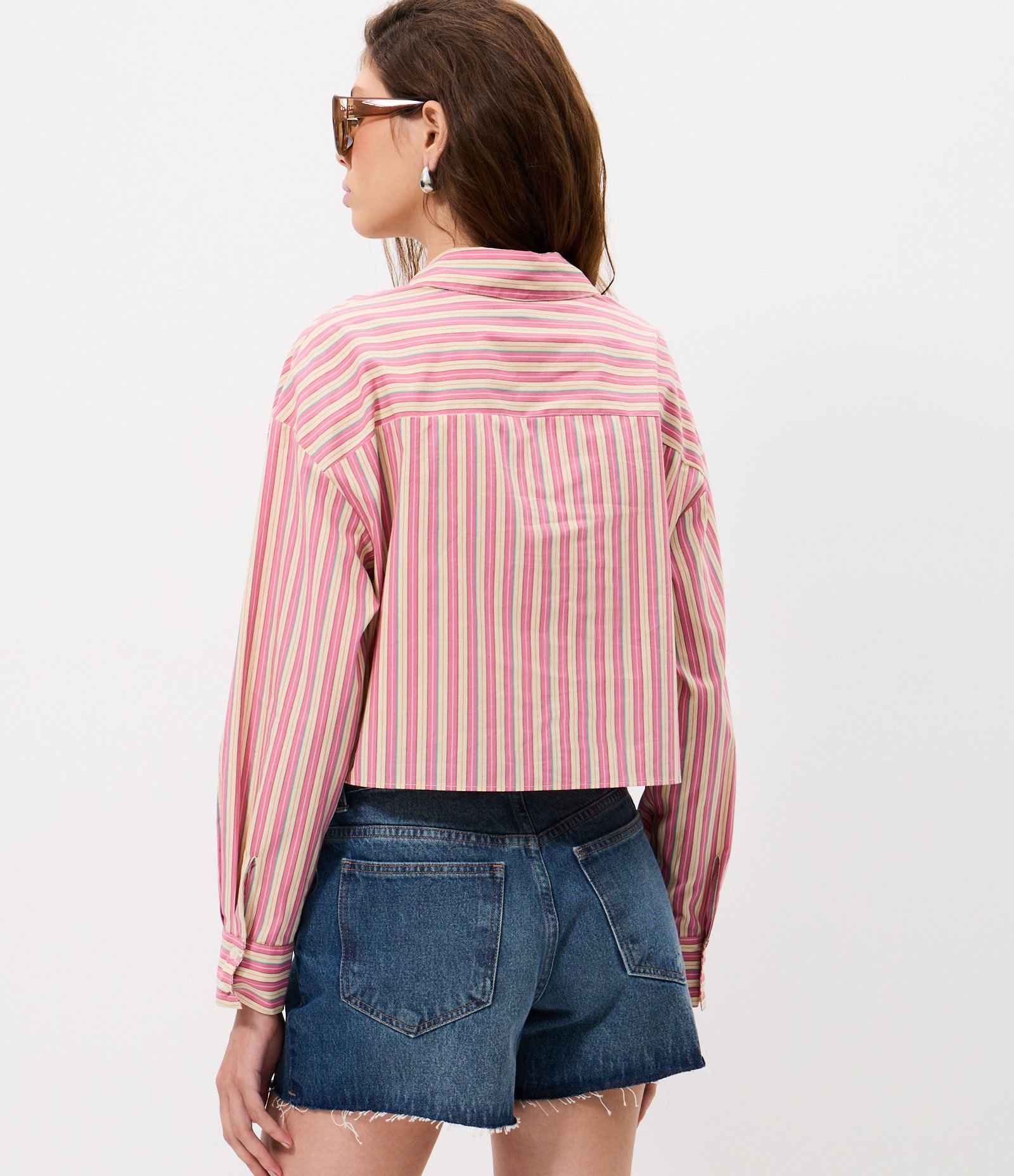 Camisa Cropped em Tricoline Listrado com Gola Padre e Bolso com Renda Rosa 4