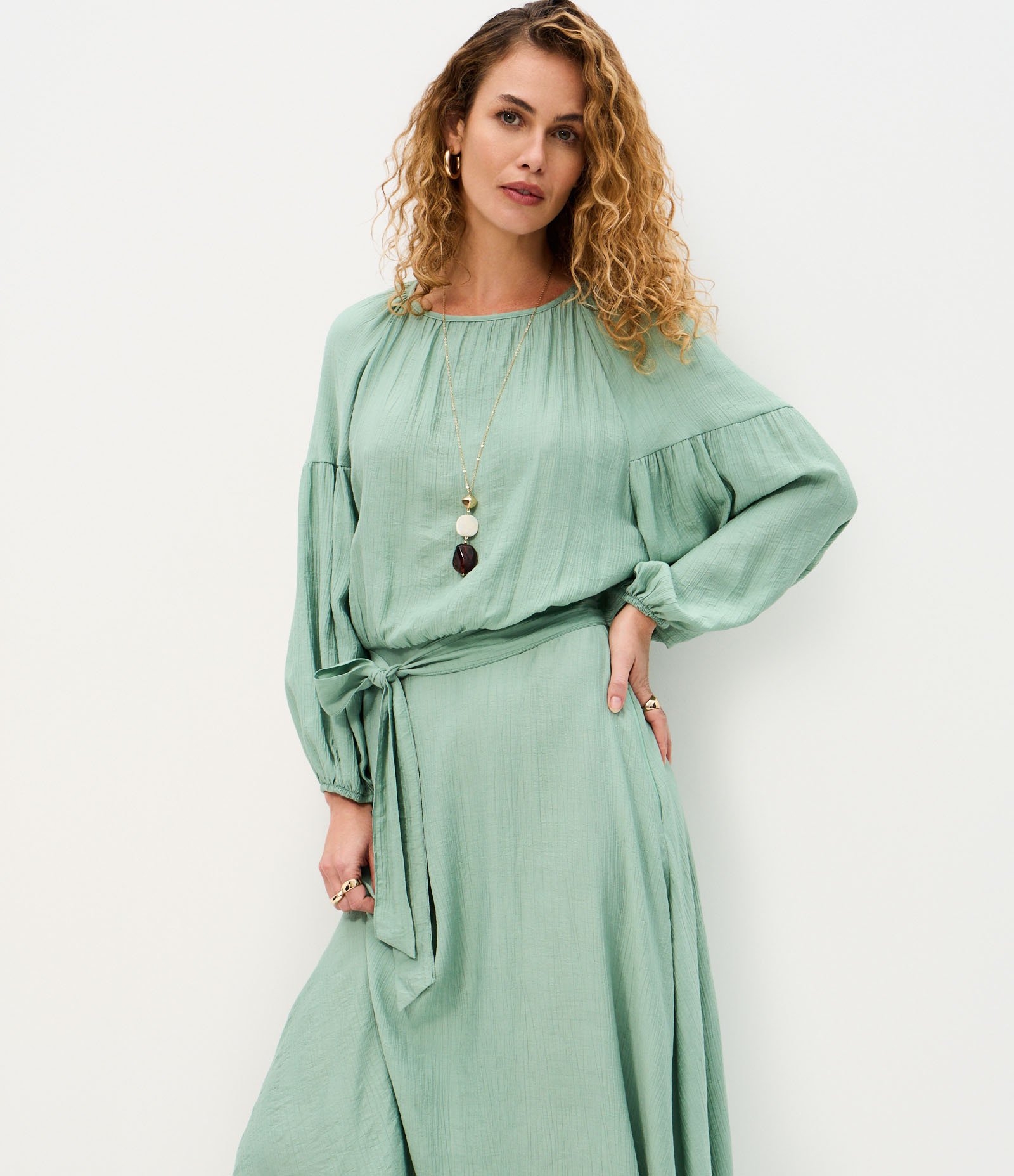 Vestido Midi com Amarração na Cintura e Mangas Longas Verde 1