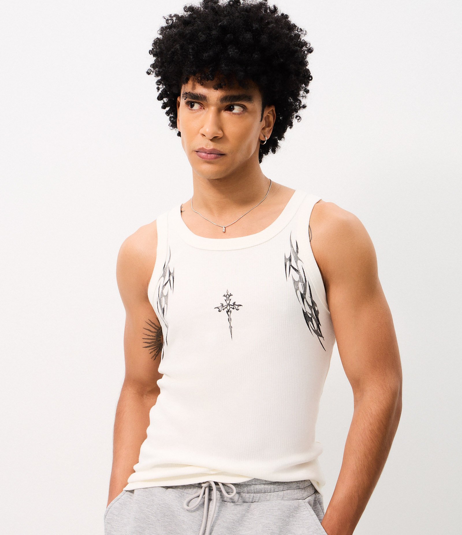 Regata Muscle em Ribana de Algodão com Estampa Tribal Branco 1