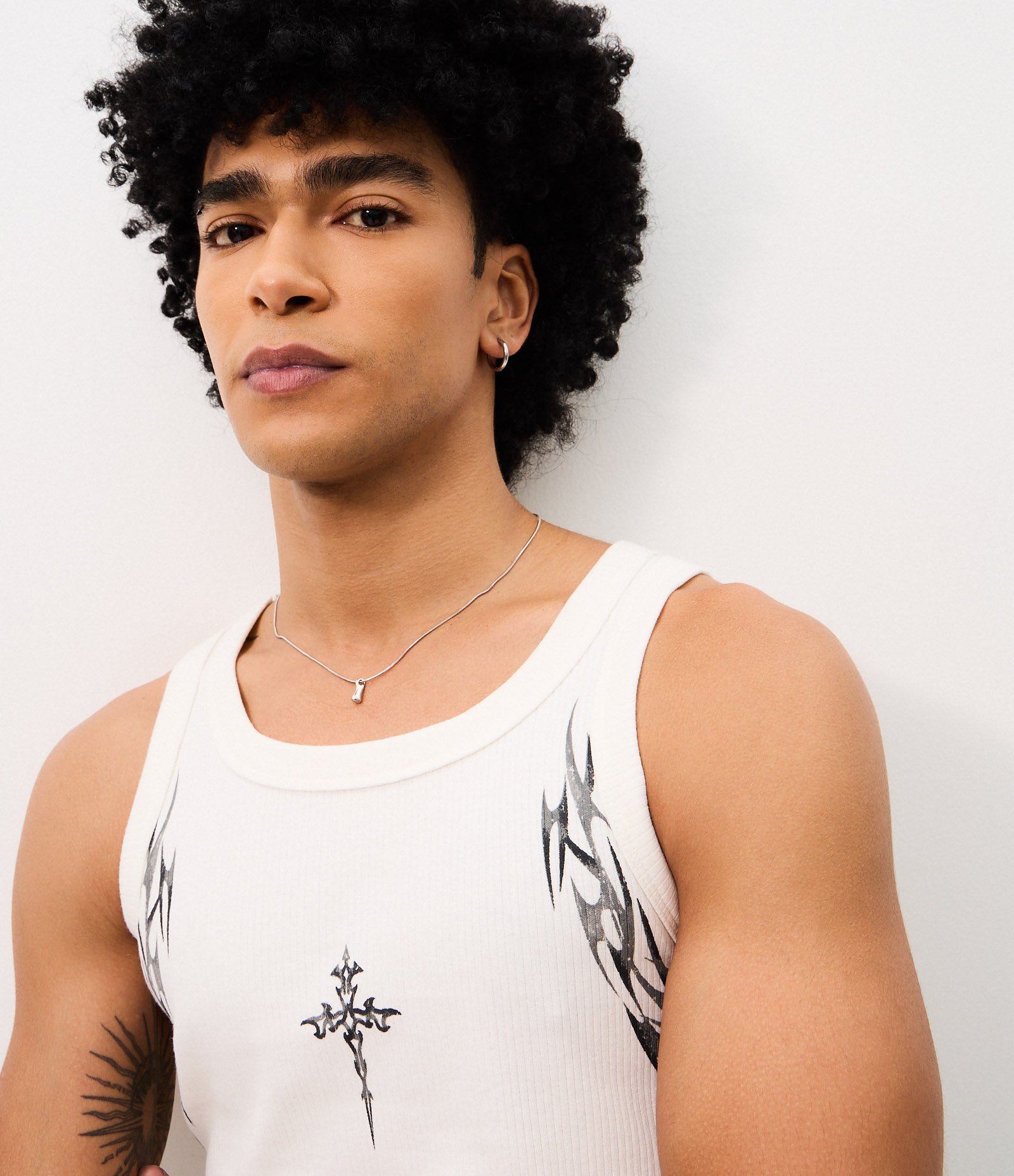 Regata Muscle em Ribana de Algodão com Estampa Tribal Branco 3