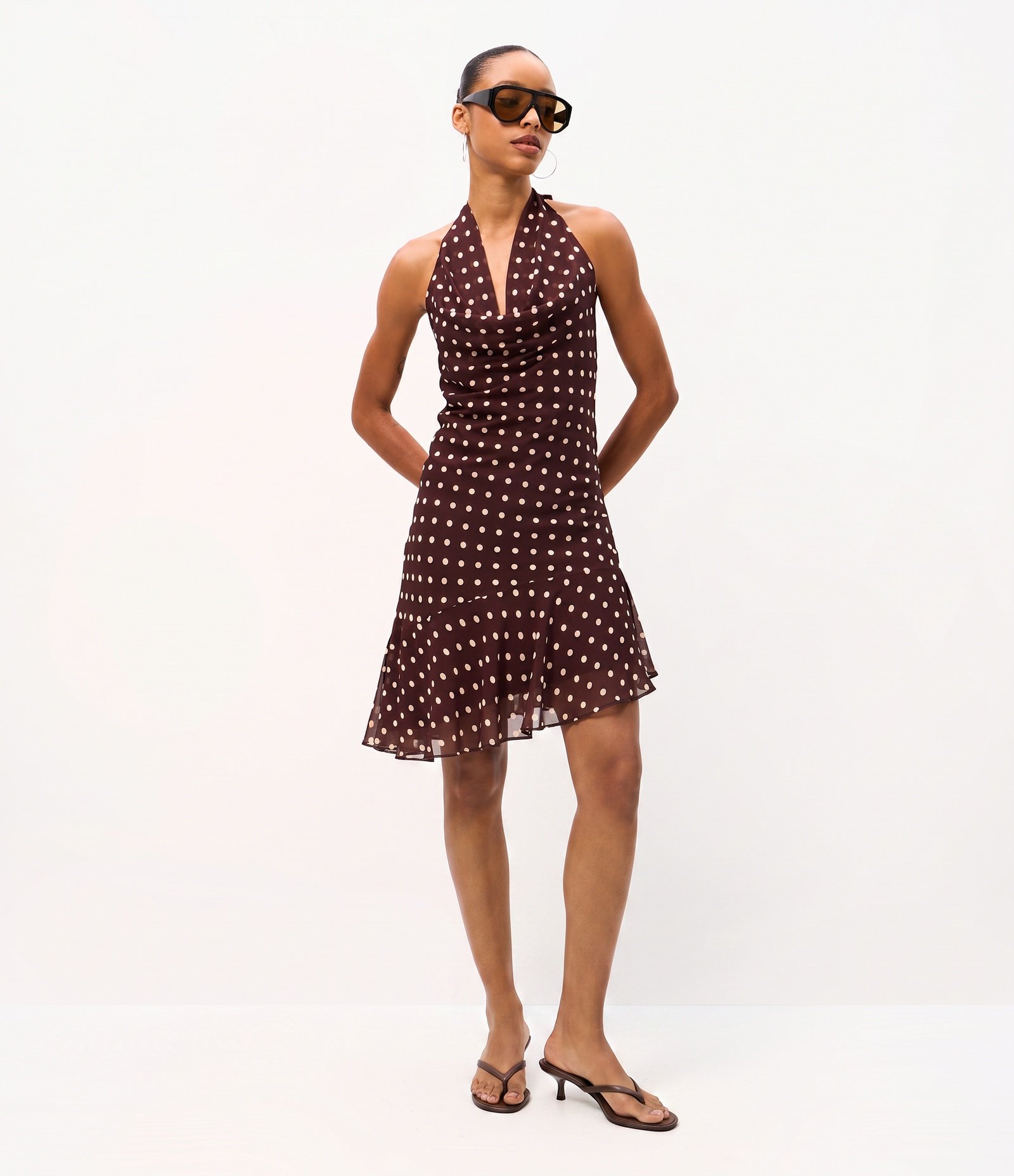 Vestido Curto em Chiffon com Estampa Poá e Decote Degagê Marrom 1