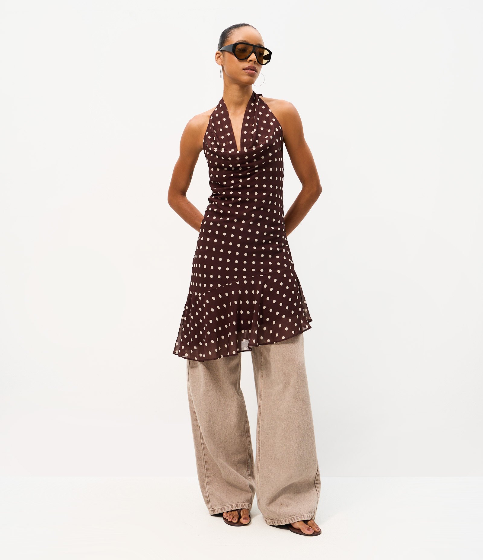 Vestido Curto em Chiffon com Estampa Poá e Decote Degagê Marrom 1