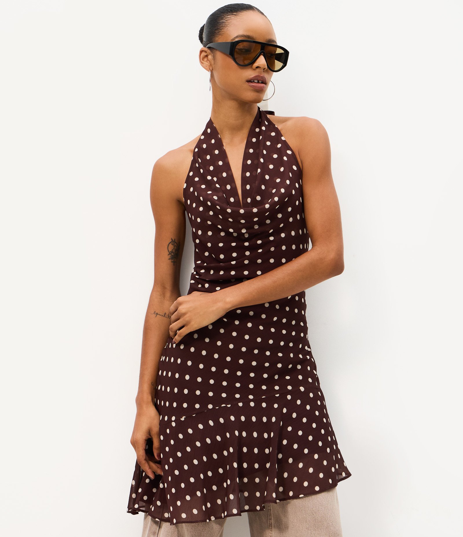 Vestido Curto em Chiffon com Estampa Poá e Decote Degagê Marrom 2