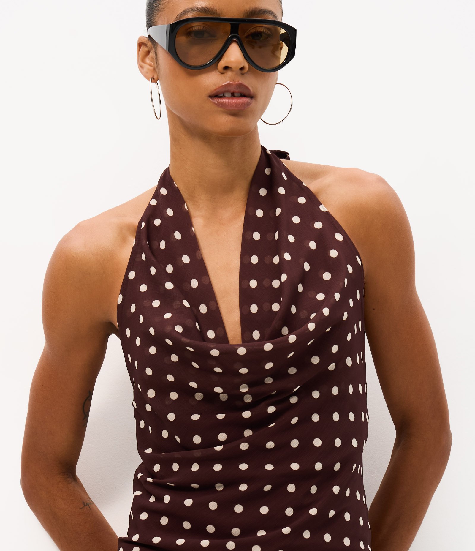 Vestido Curto em Chiffon com Estampa Poá e Decote Degagê Marrom 3