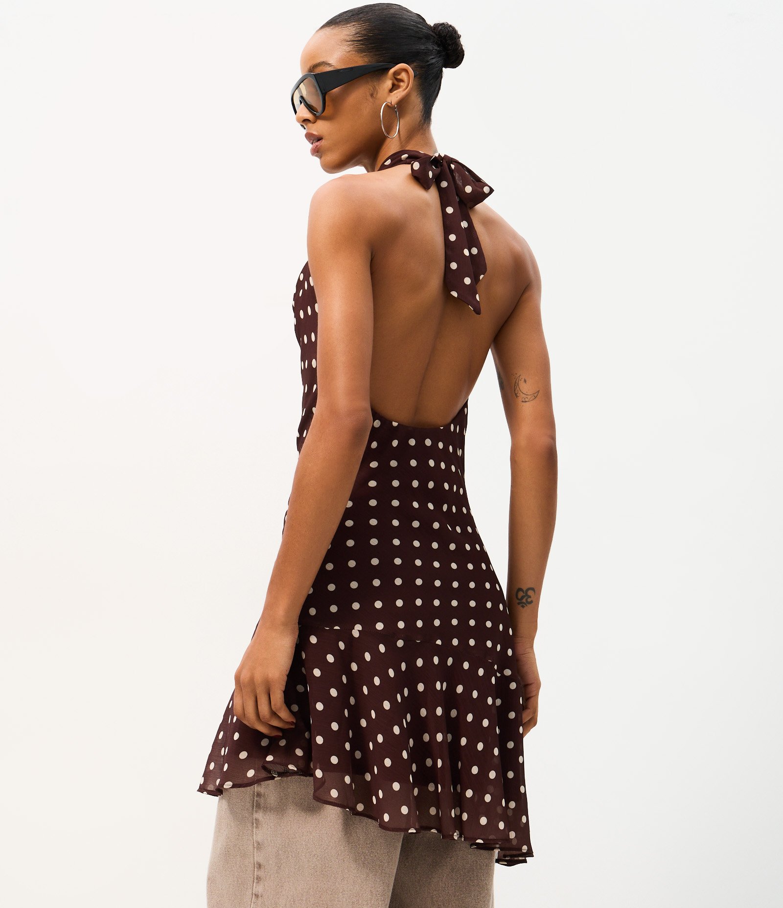 Vestido Curto em Chiffon com Estampa Poá e Decote Degagê Marrom 4