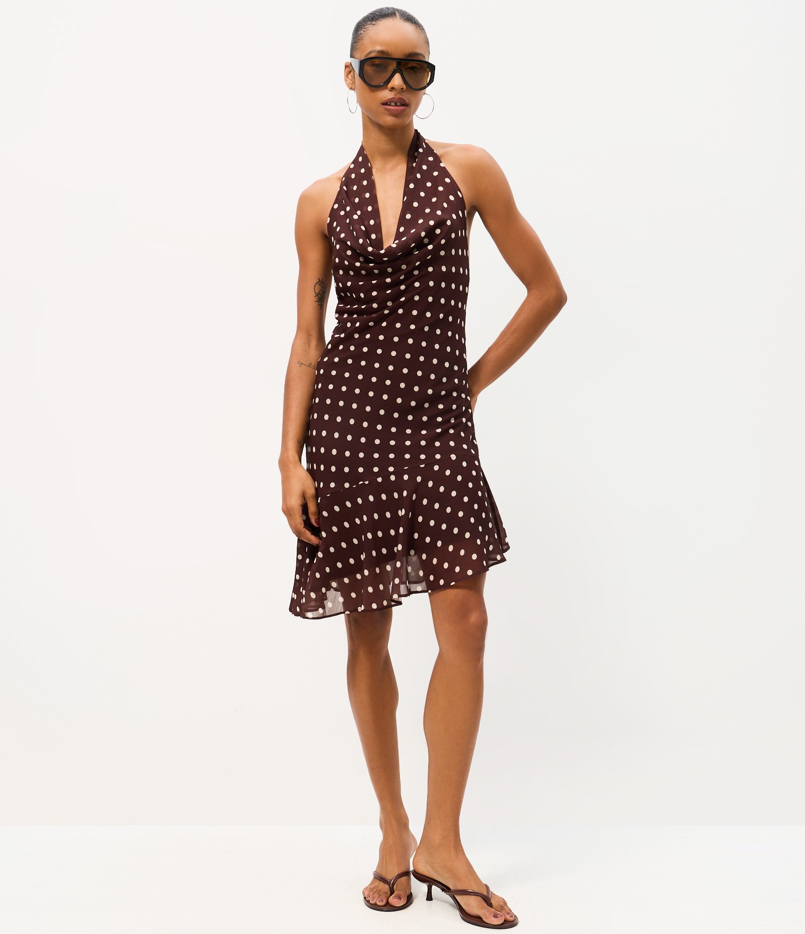 Vestido Curto em Chiffon com Estampa Poá e Decote Degagê Marrom 5