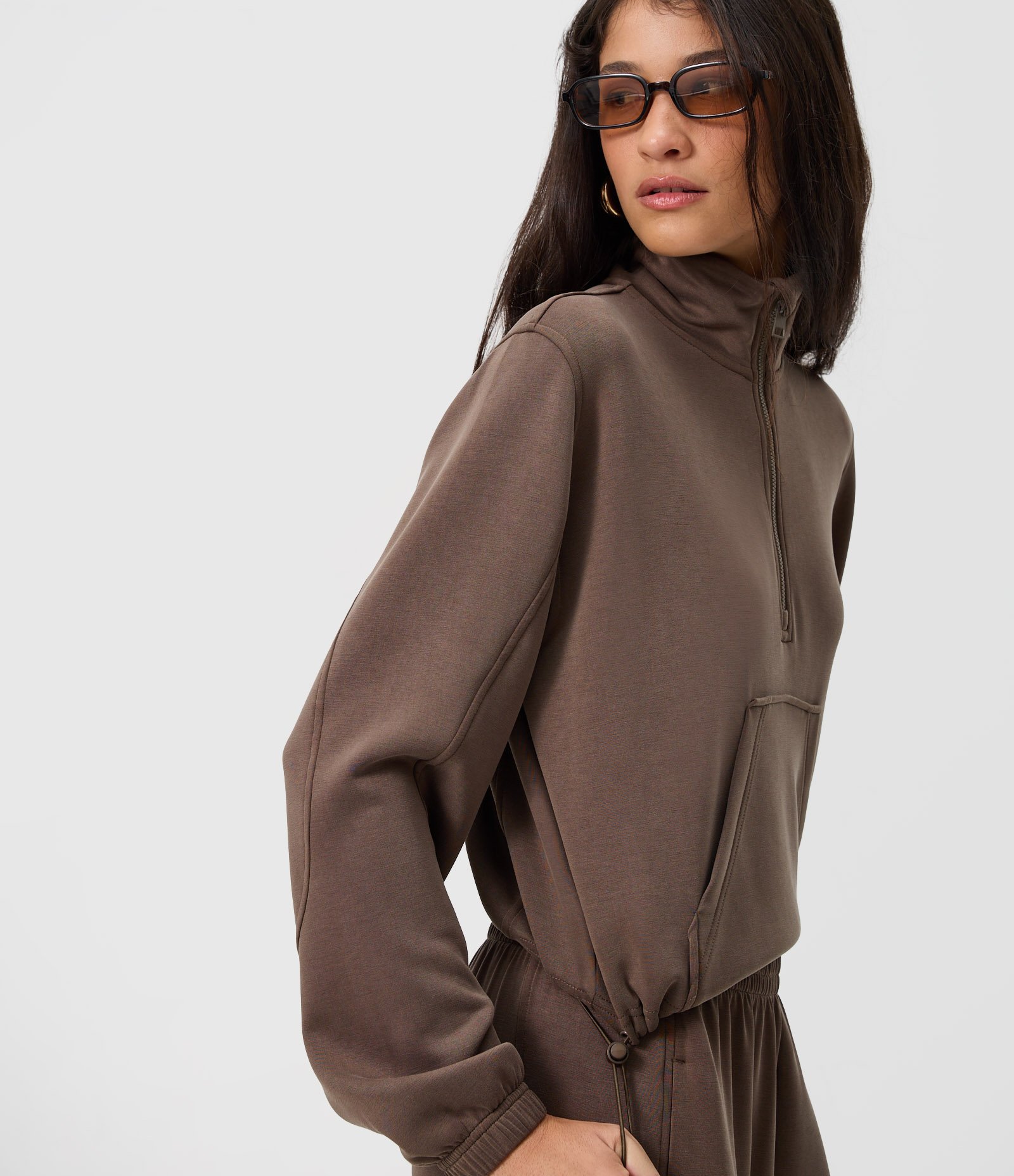Blusa em Modal com Gola Alta e Bolso Canguru Marrom 3
