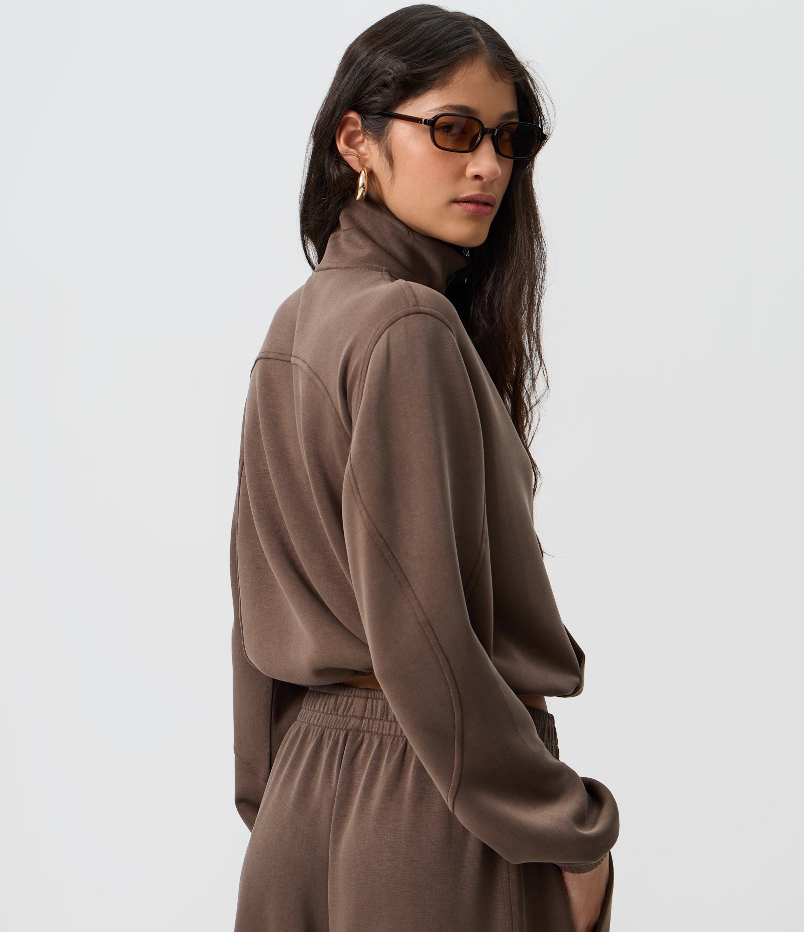 Blusa em Modal com Gola Alta e Bolso Canguru Marrom 4