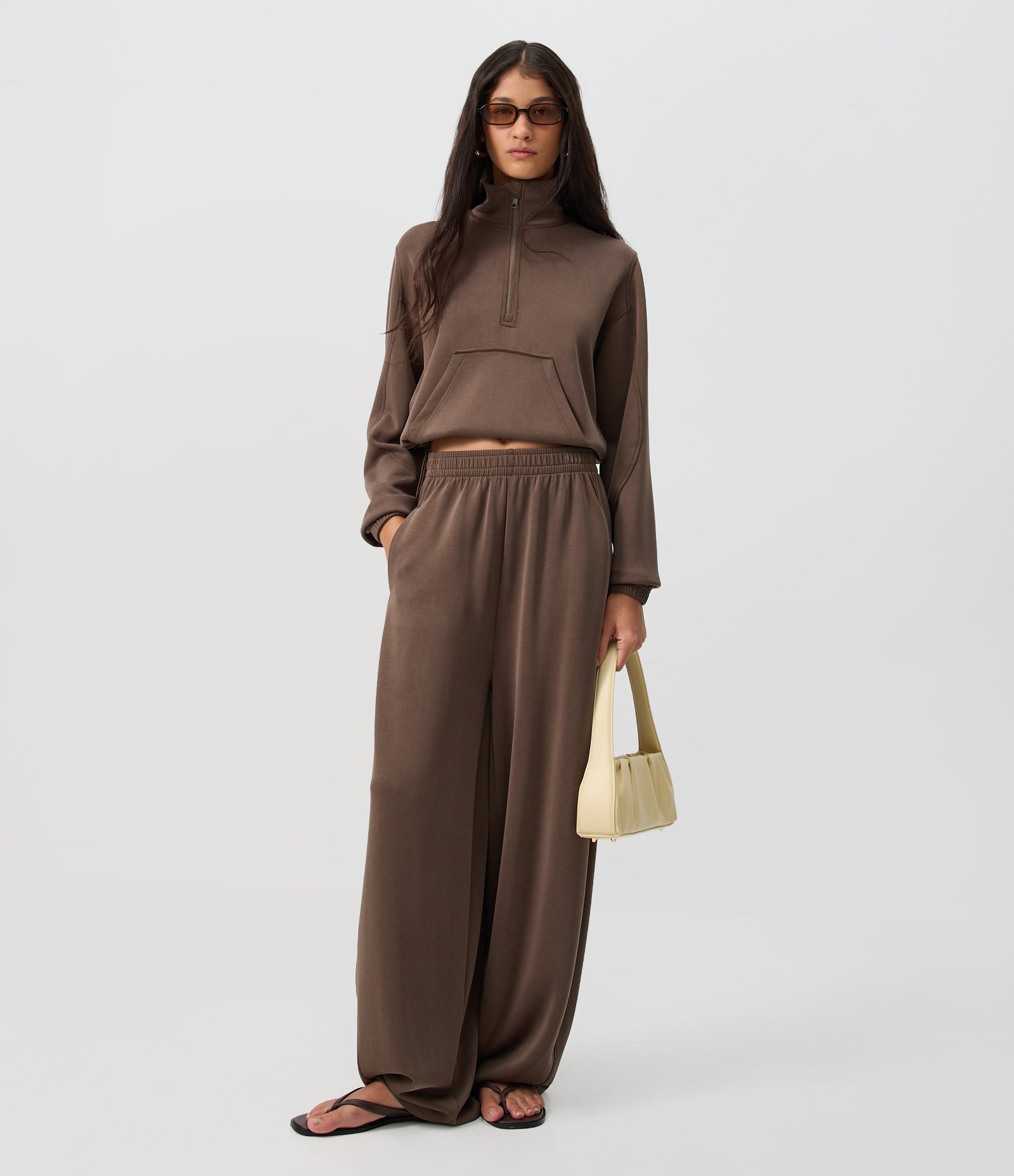 Calça Barrel Modal com Cós Elástico Marrom 1