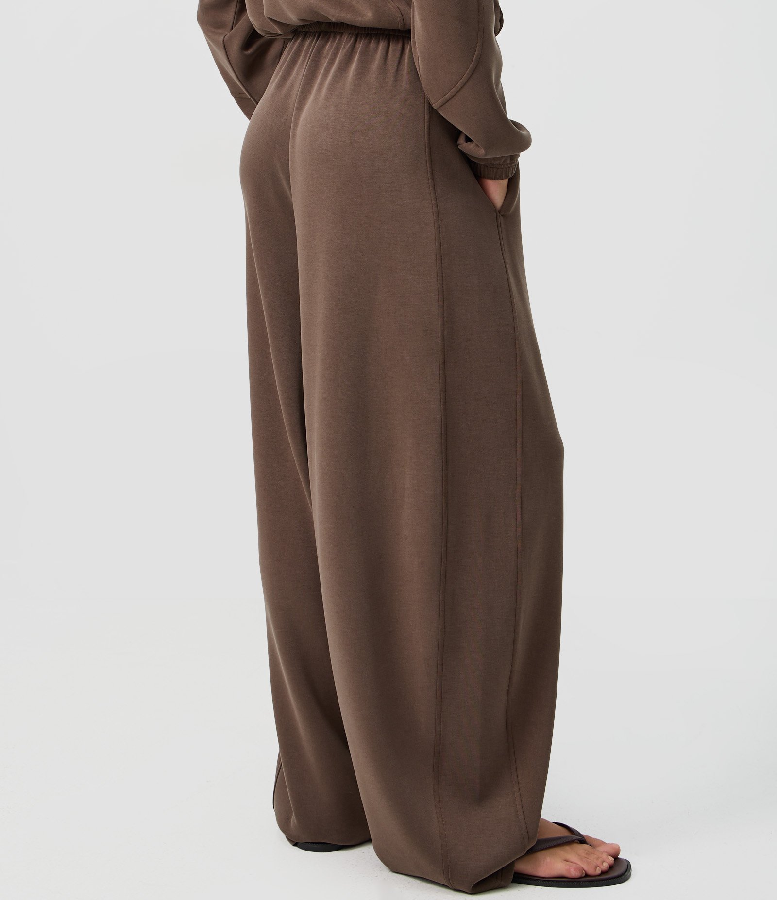 Calça Barrel Modal com Cós Elástico Marrom 4