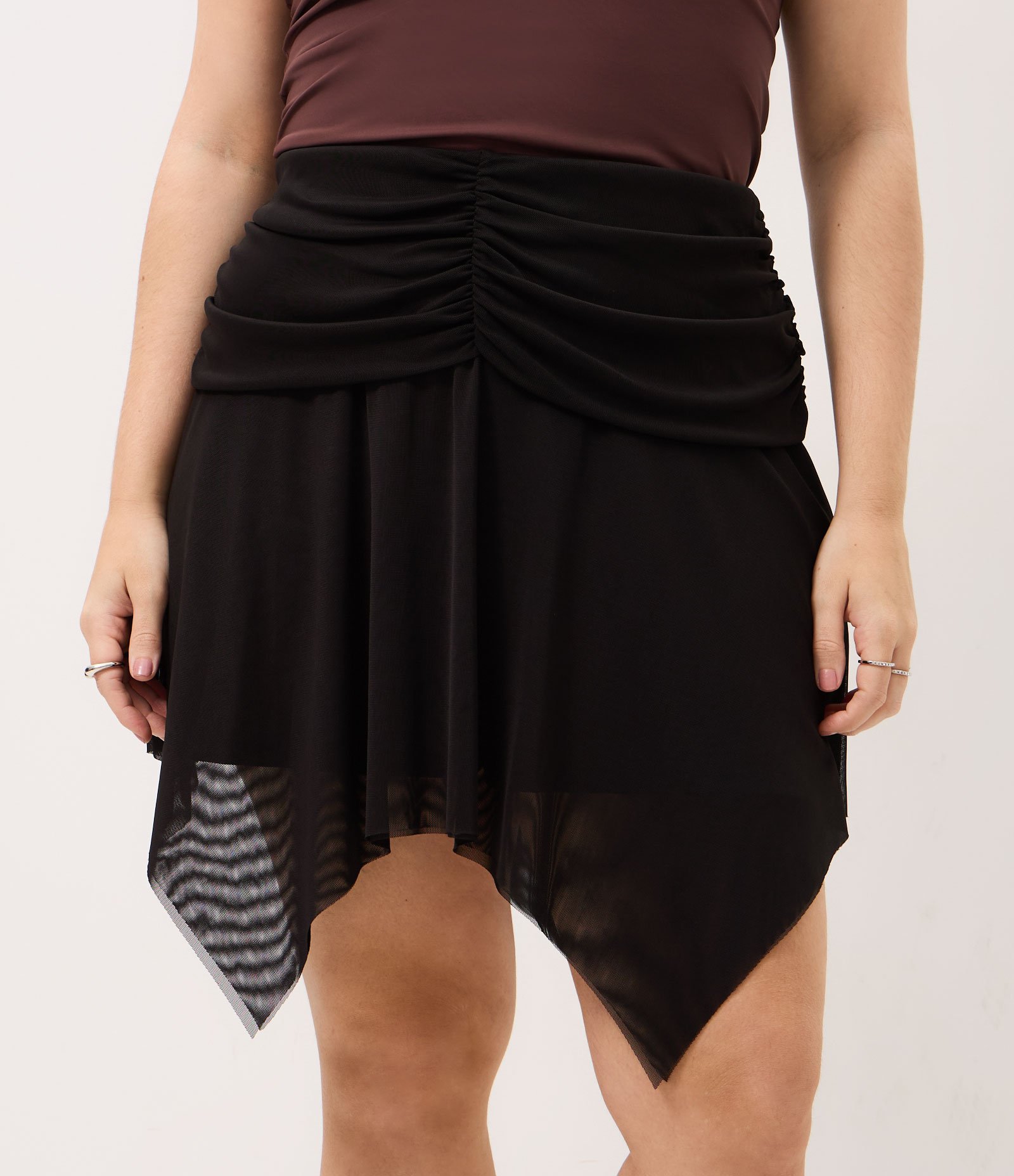 Saia Curta em Tule Drapeada e Assimétrica Curve & Plus Size Preto 2