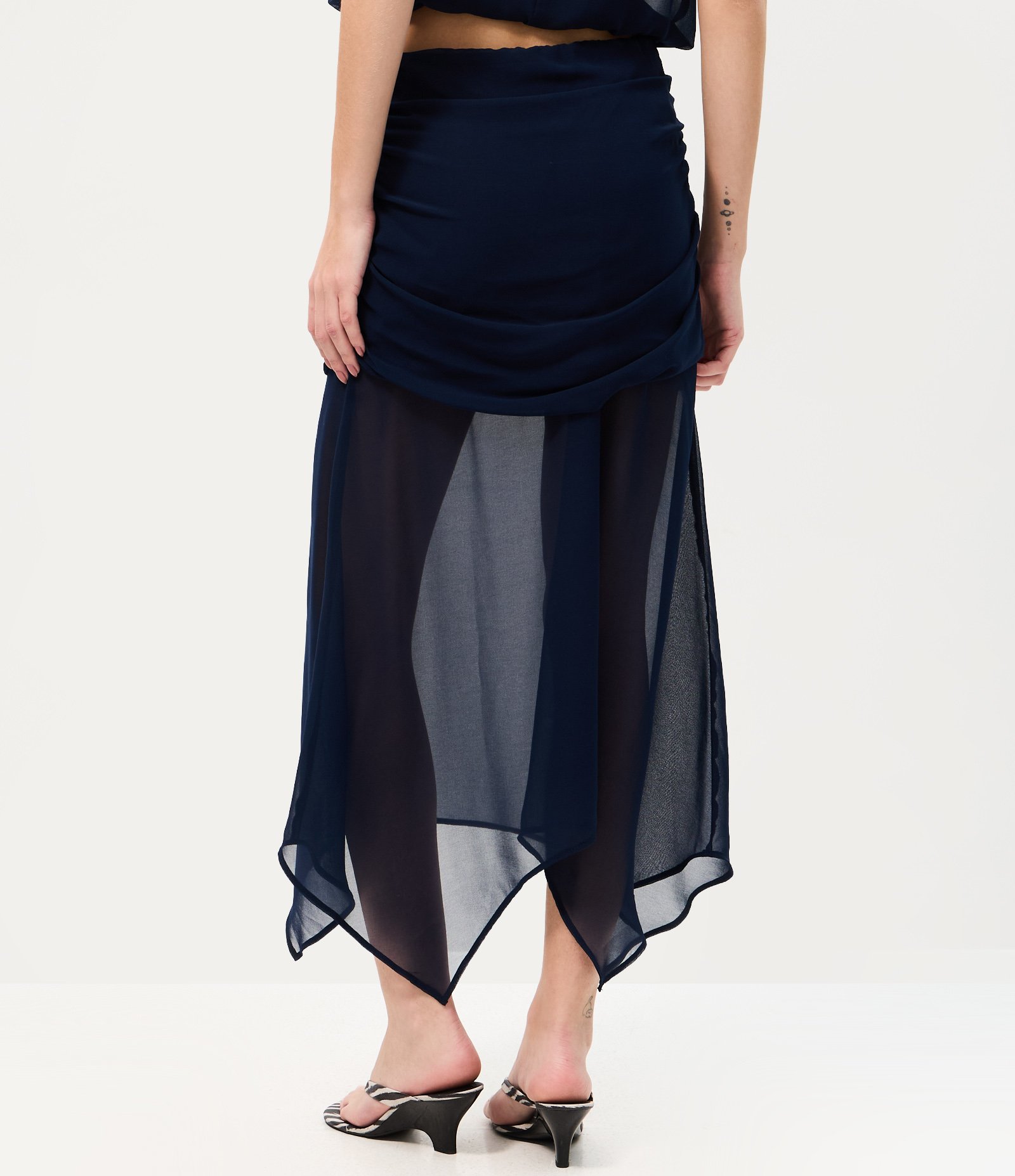 Saia Midi em Chiffon com Drapeado e Barra Assimétrica Azul 4