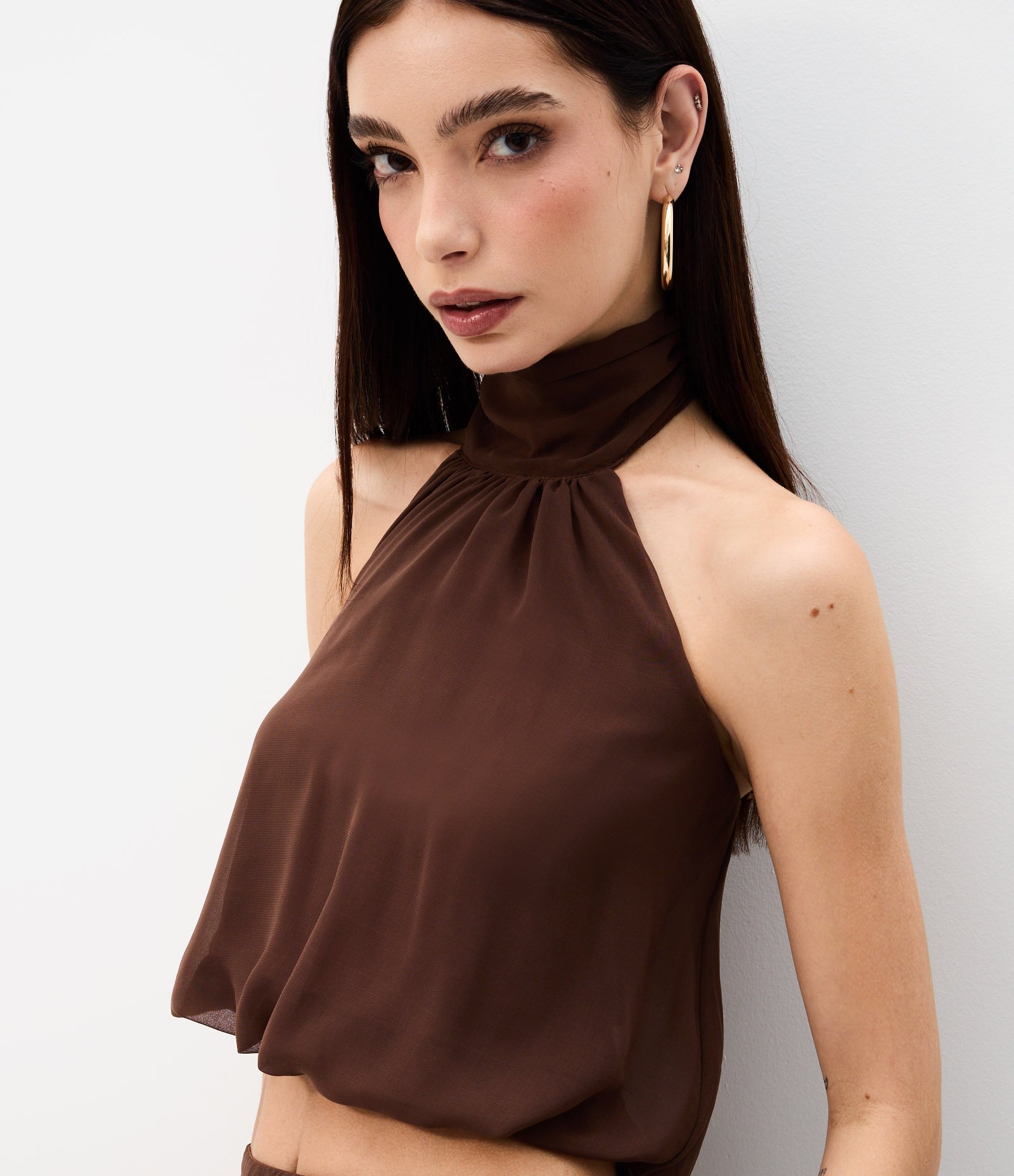 Blusa Halter em Chiffon com Gola Alta e Barra Balonê Marrom 1