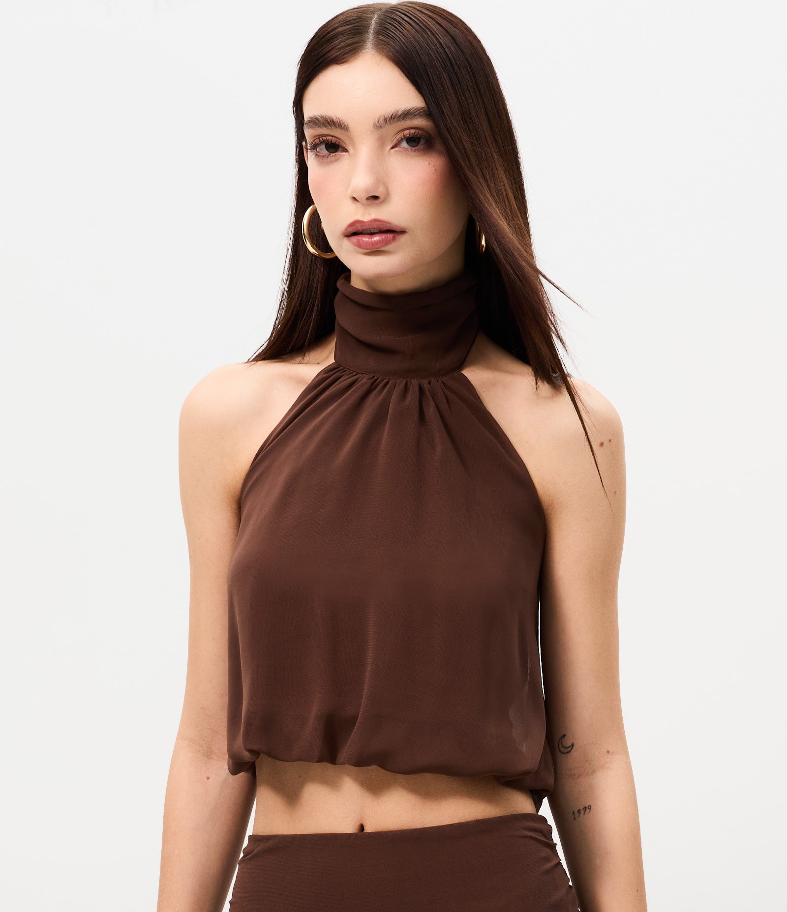 Blusa Halter em Chiffon com Gola Alta e Barra Balonê Marrom 3