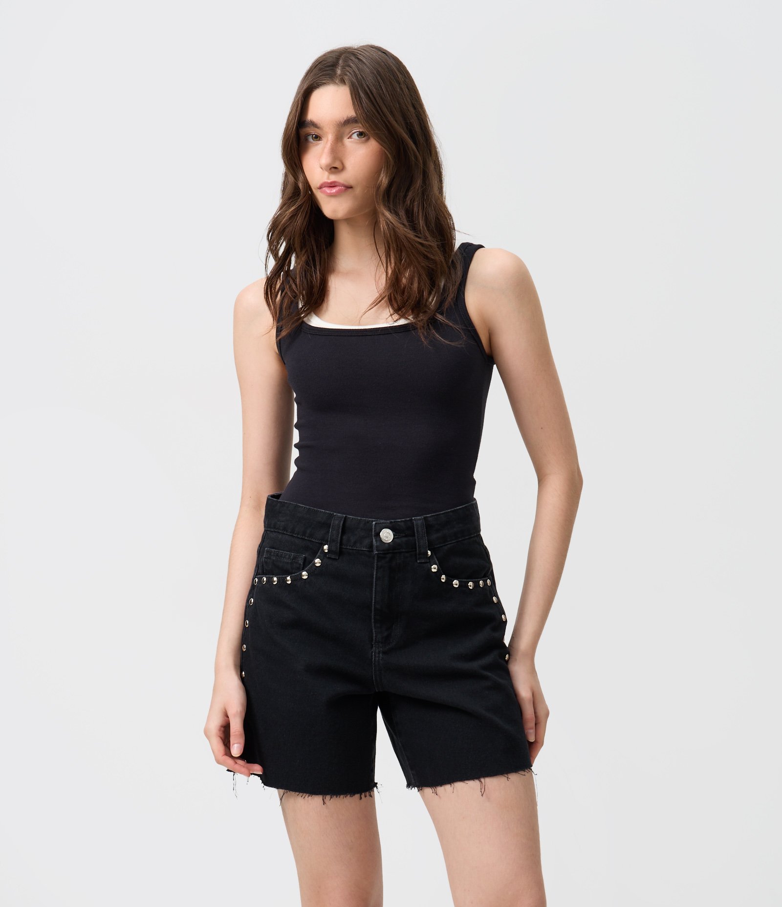 Short Midi em Jeans com Cintura Média e Tachas Preto 1