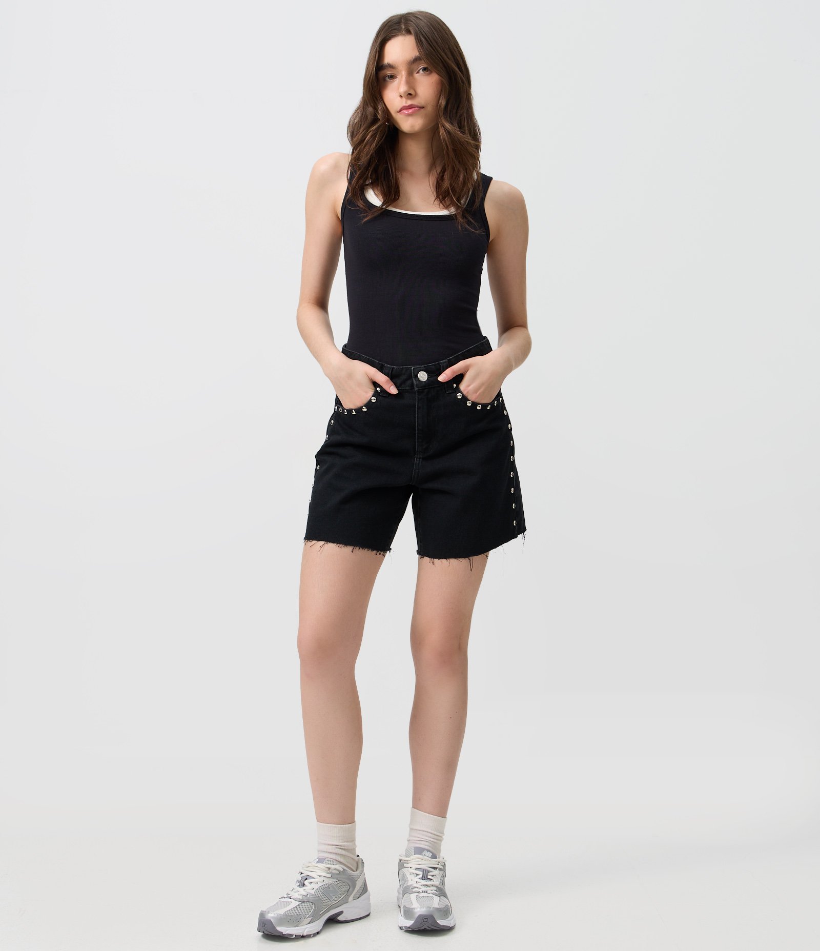 Short Midi em Jeans com Cintura Média e Tachas Preto 2