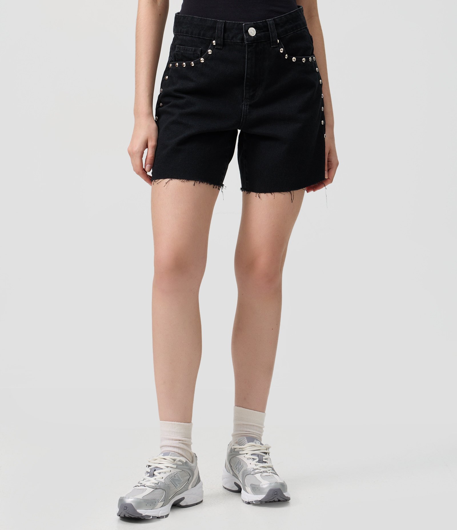 Short Midi em Jeans com Cintura Média e Tachas Preto 3