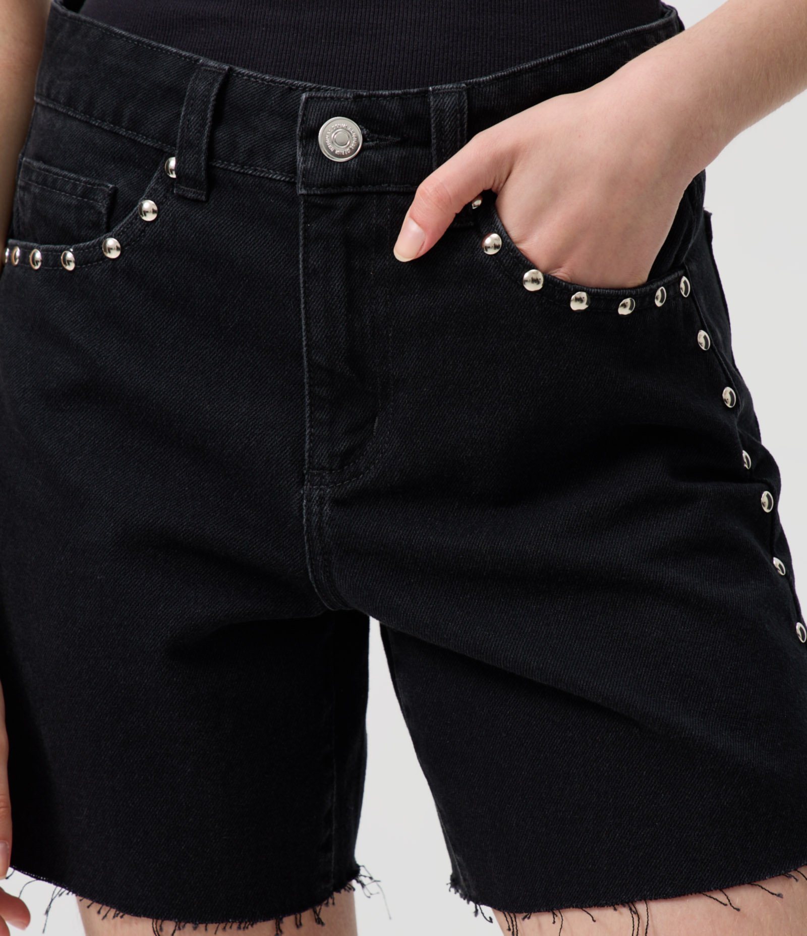 Short Midi em Jeans com Cintura Média e Tachas Preto 4