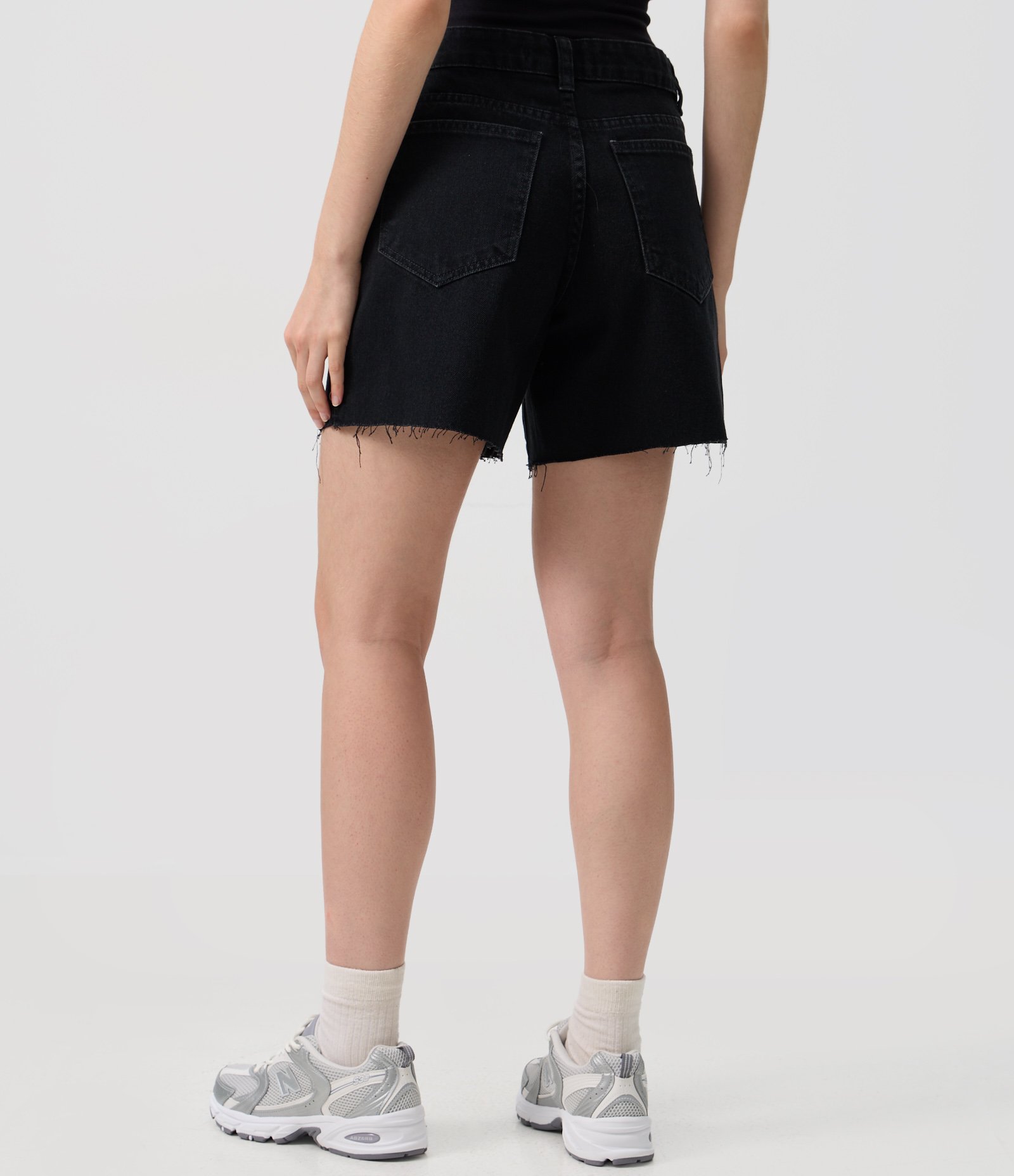 Short Midi em Jeans com Cintura Média e Tachas Preto 5