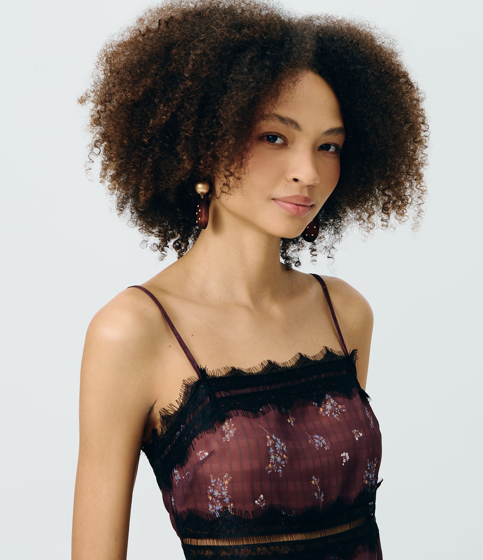 Blusa de Alcinha em Viscolinho Floral com Renda Marrom 3
