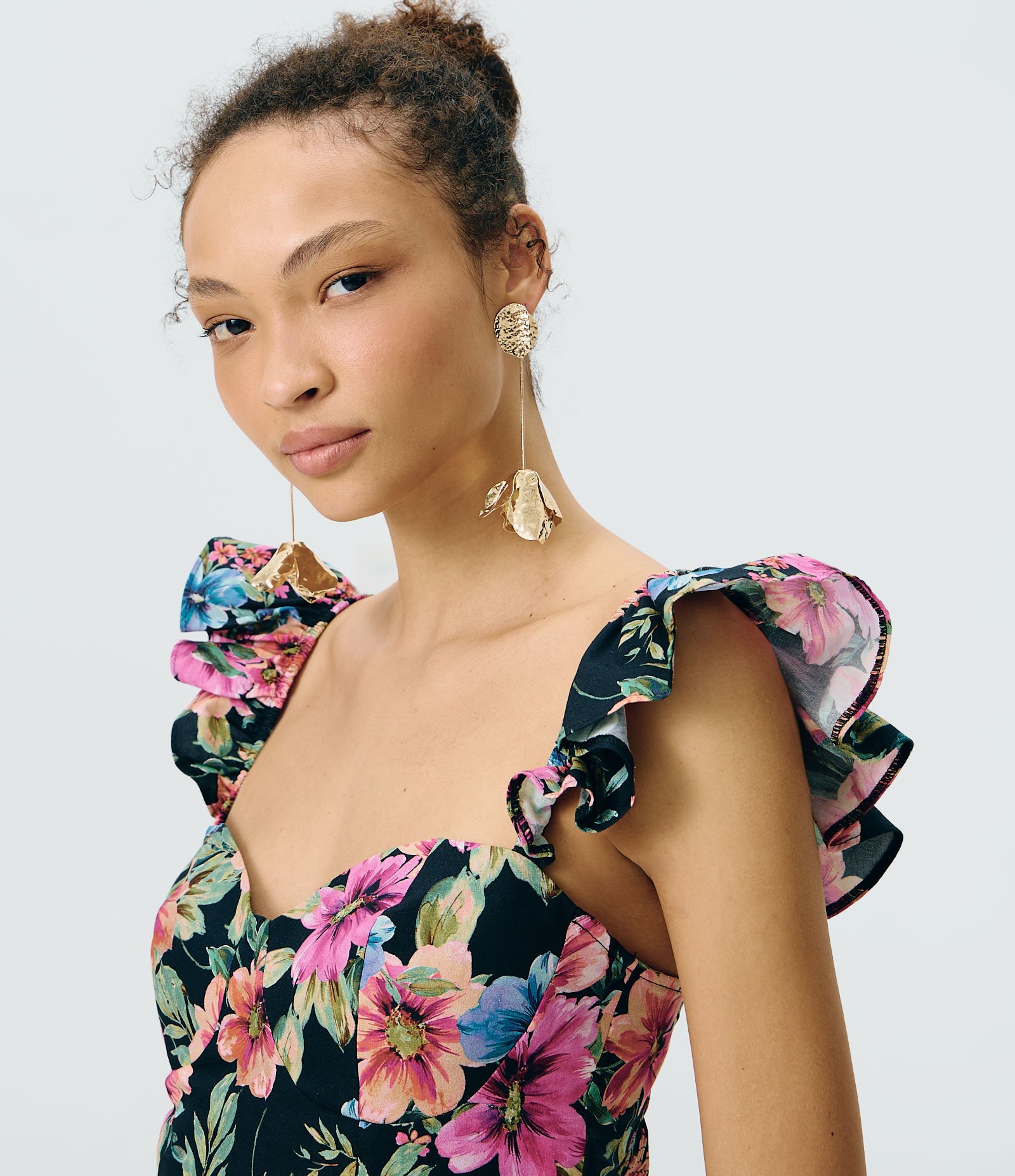 Blusa em Tricoline com Estampa Floral e Alças com Babados Preto 1