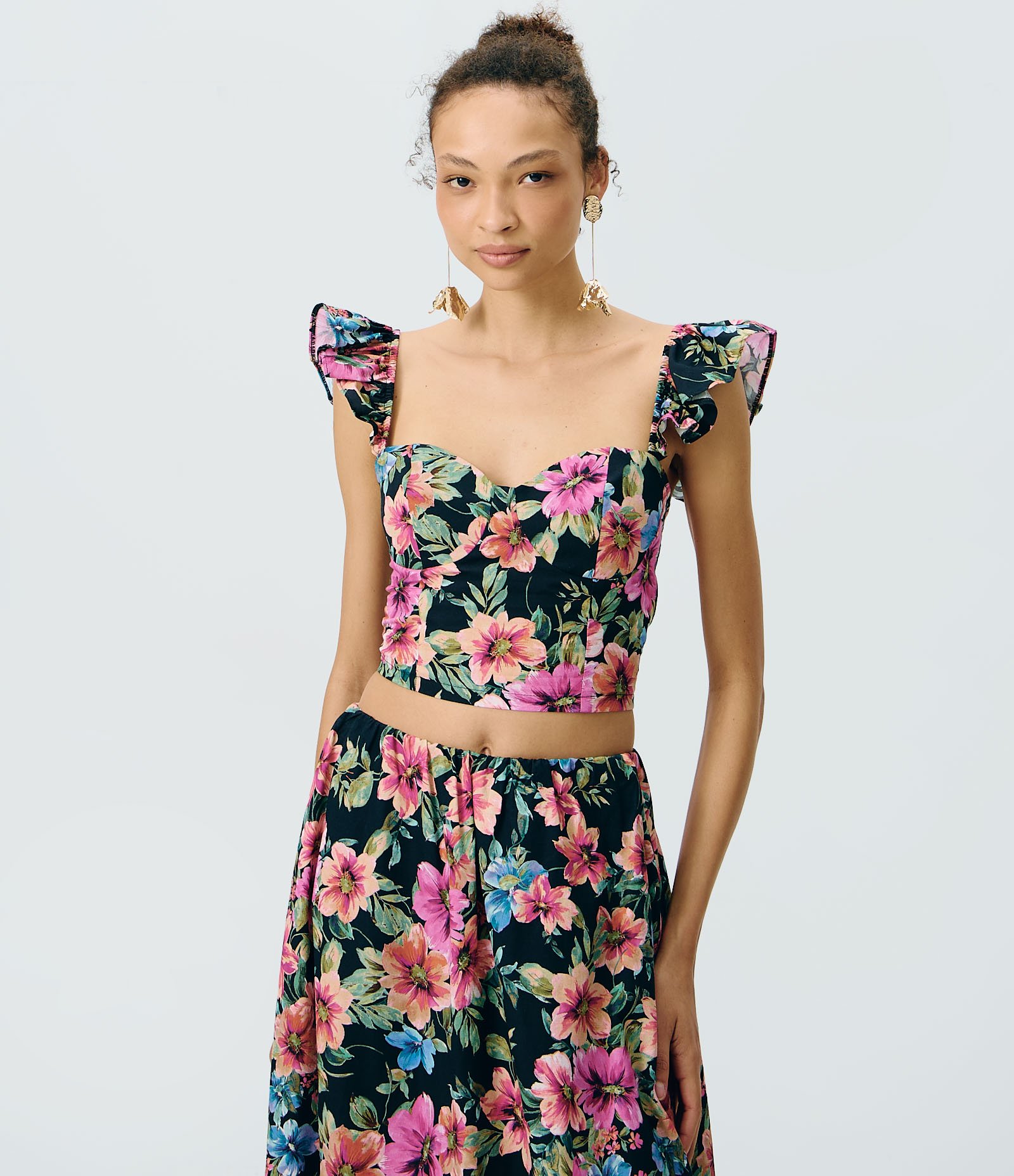 Blusa em Tricoline com Estampa Floral e Alças com Babados Preto 3